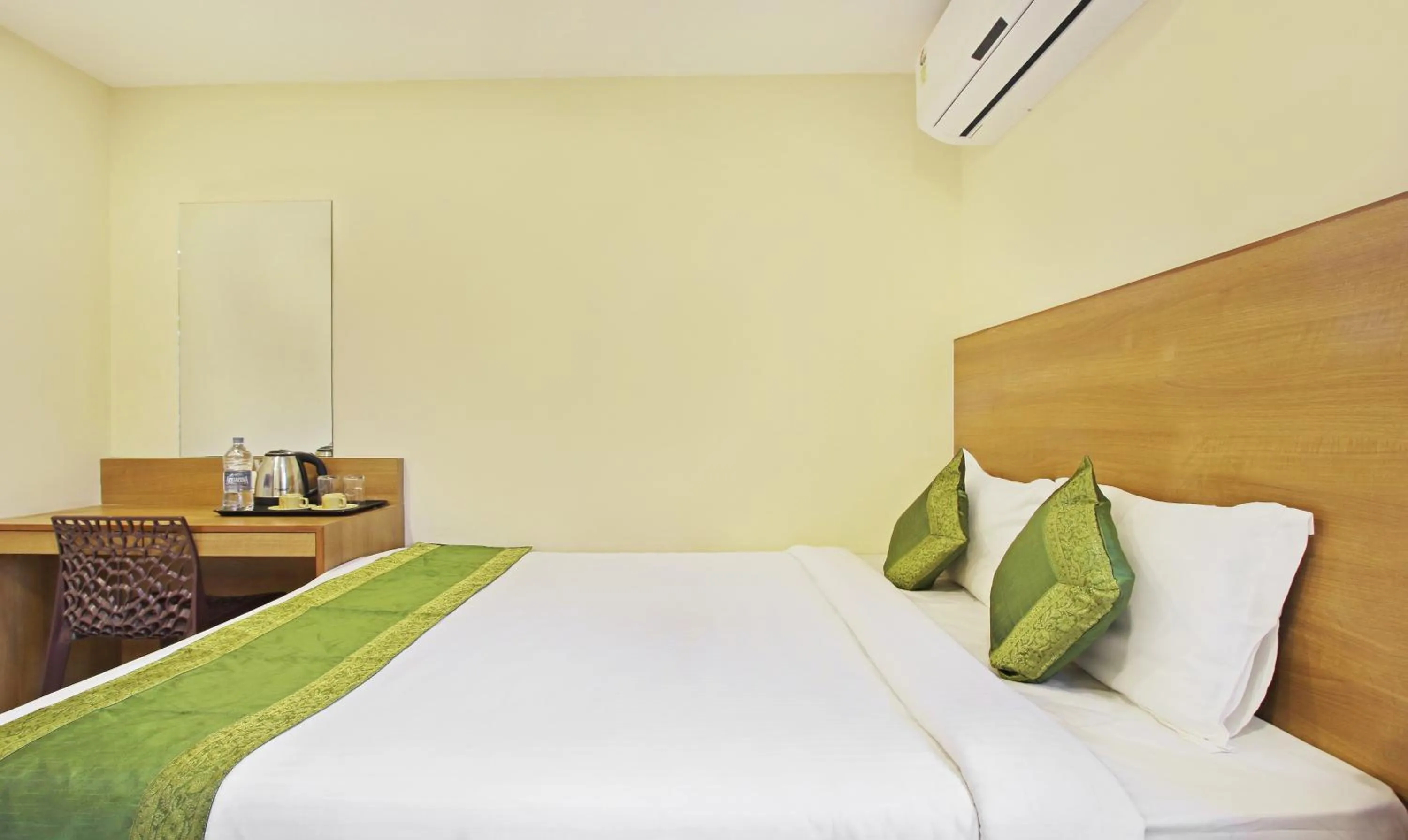 Bedroom, Bed in Itsy Hotels Jansi Residency