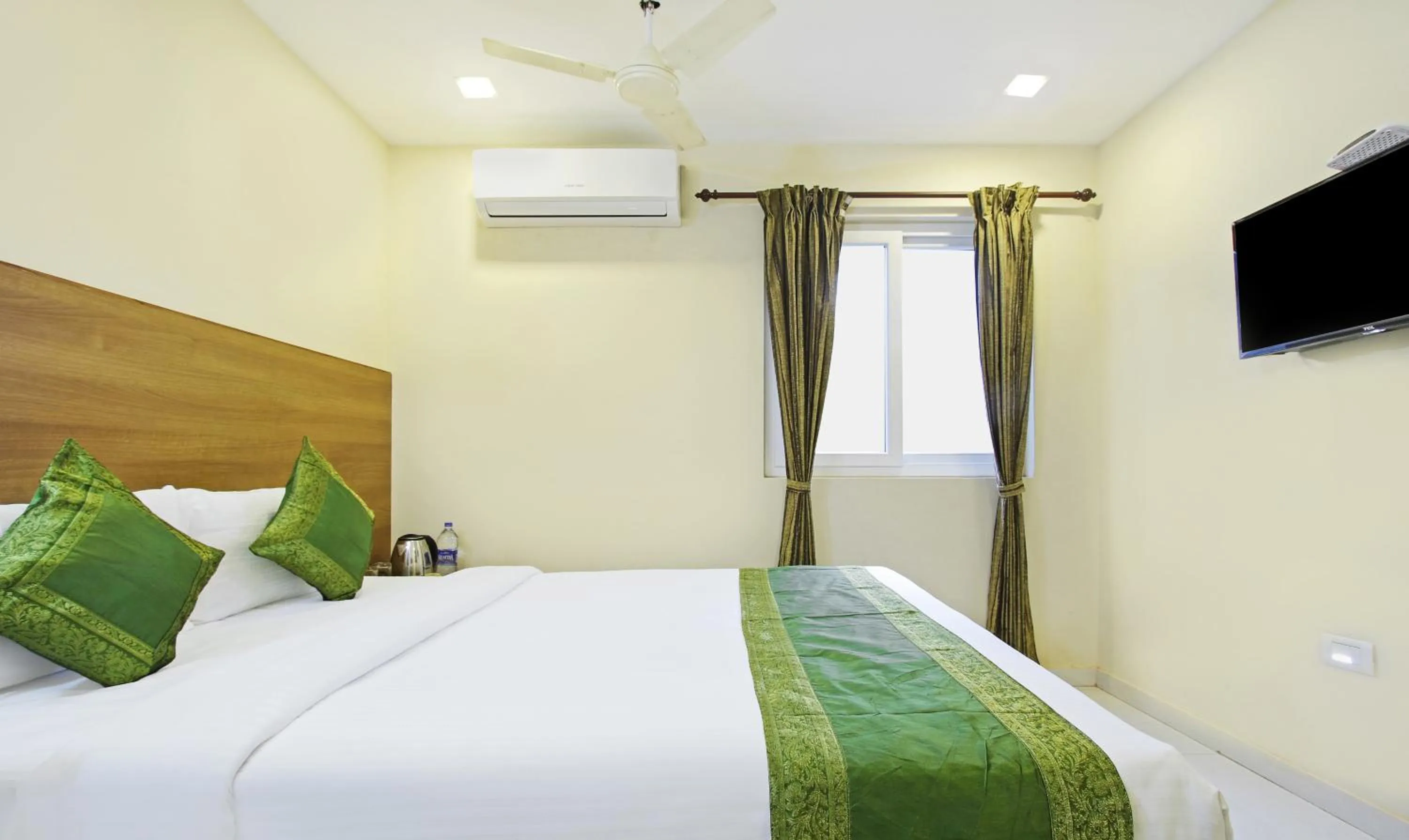 Bedroom, Bed in Itsy Hotels Jansi Residency