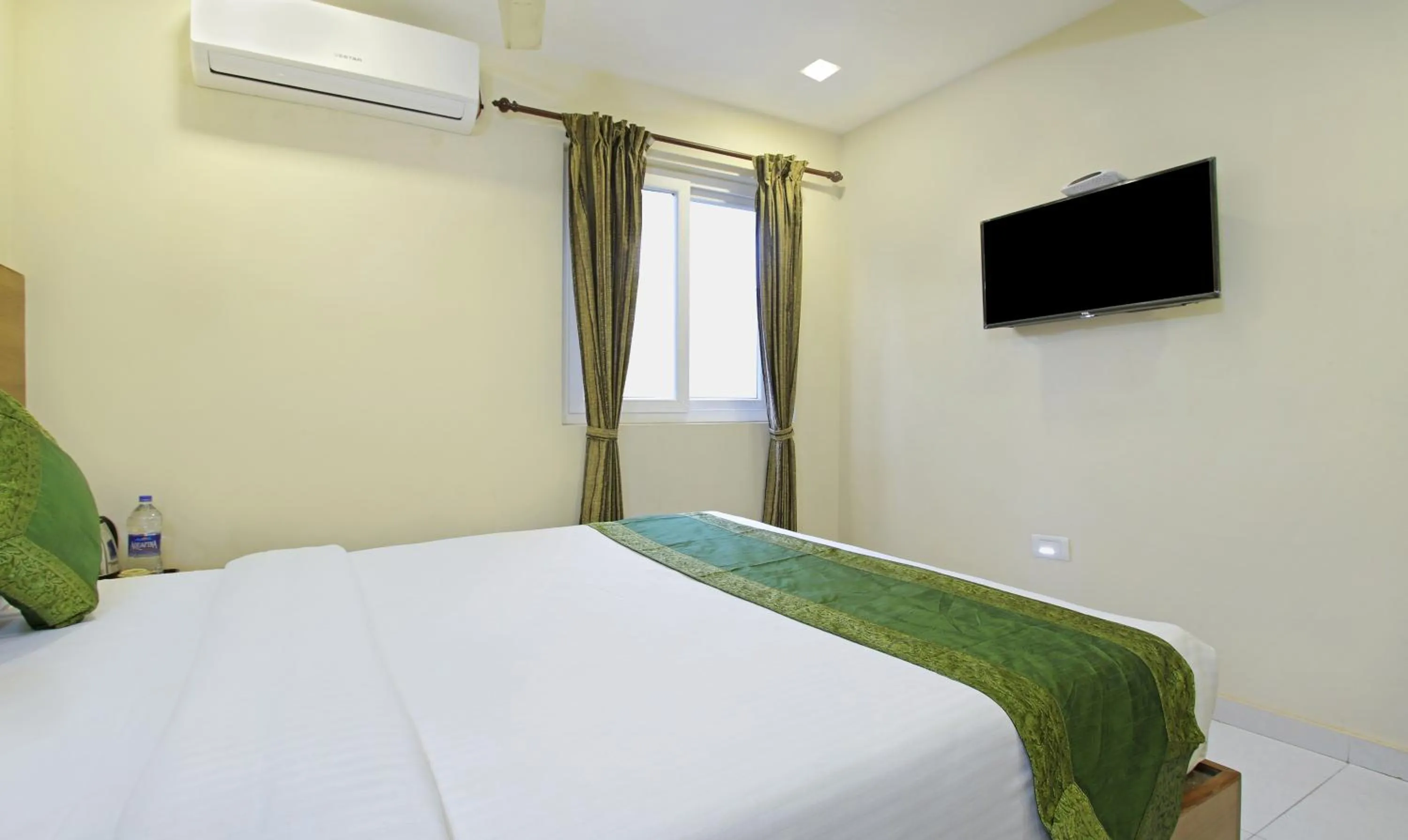 Bedroom, Bed in Itsy Hotels Jansi Residency