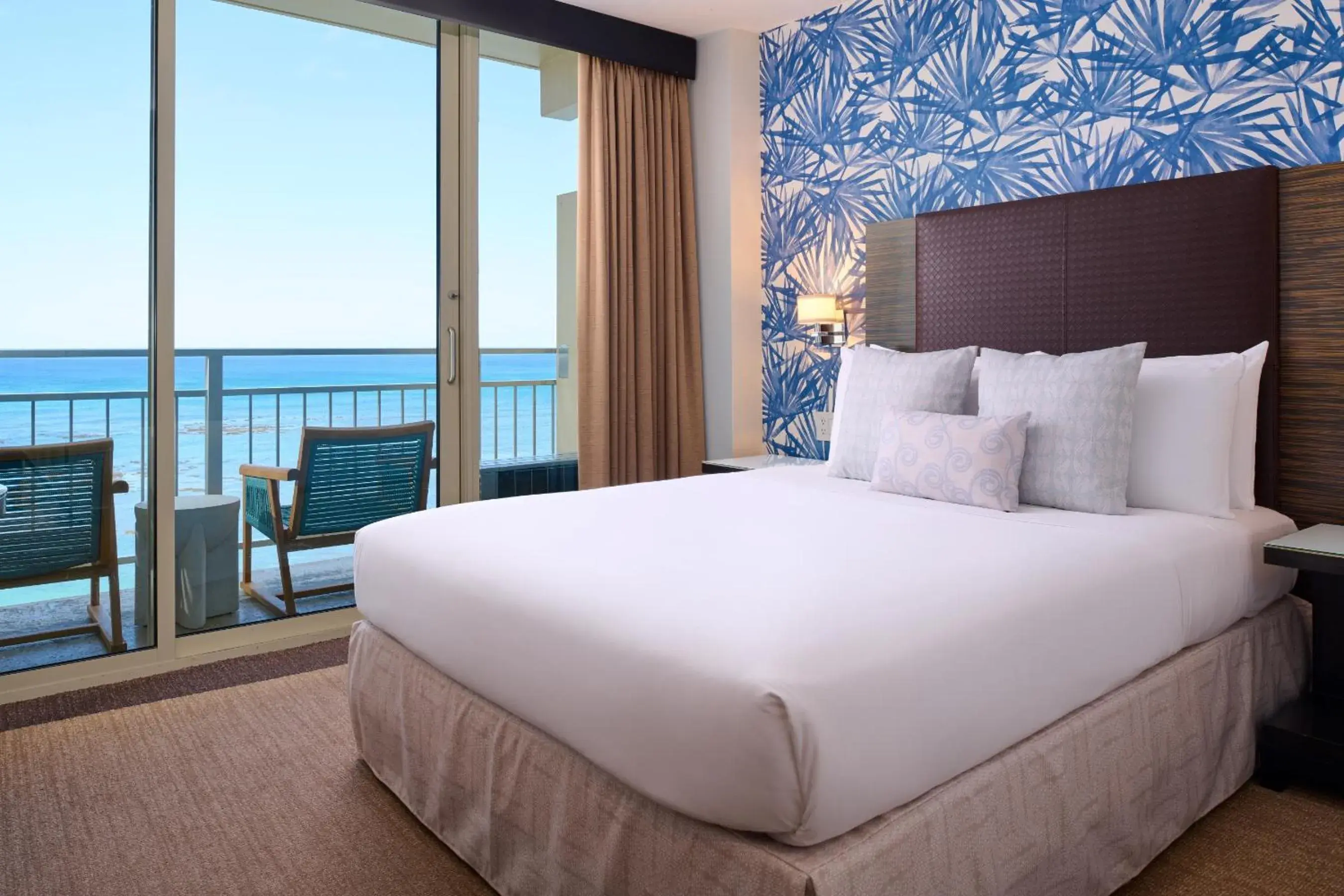 Bed in Kaimana Beach Hotel Bed in Kaimana Beach Hotel