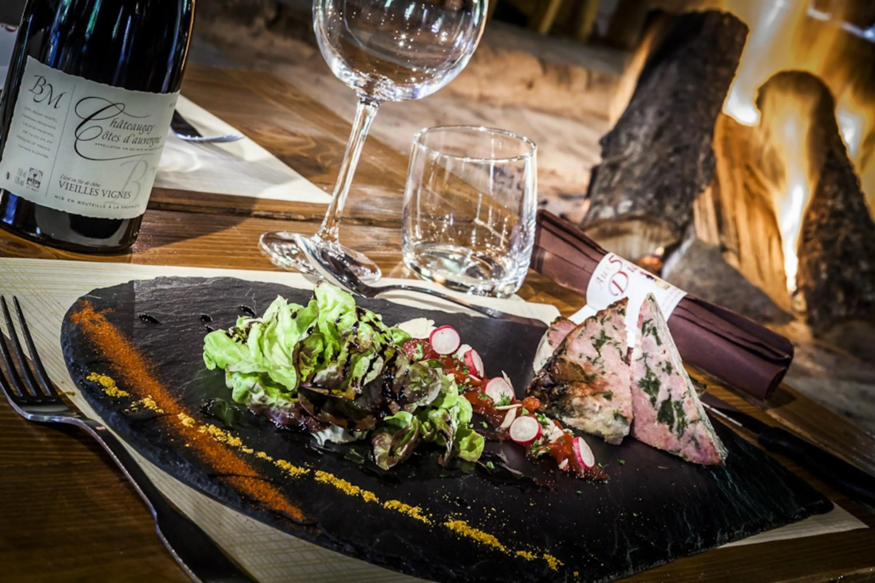 Restaurant/places to eat in Aux 500 Diables Eco Lodge - Hotel
