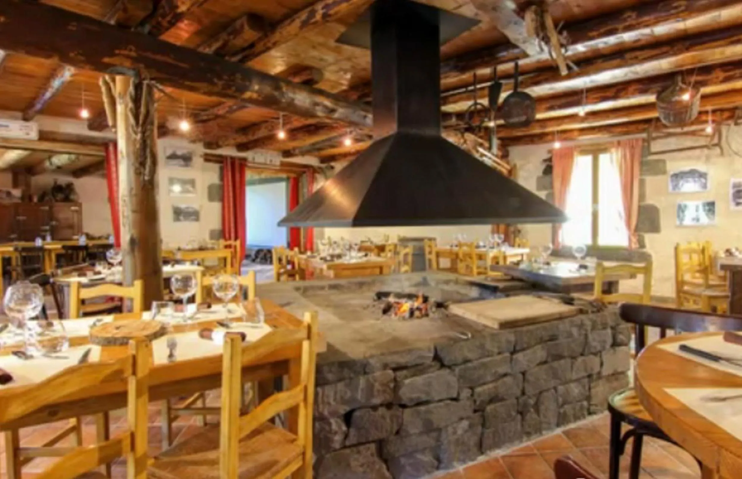 Restaurant/places to eat in Aux 500 Diables Eco Lodge - Hotel