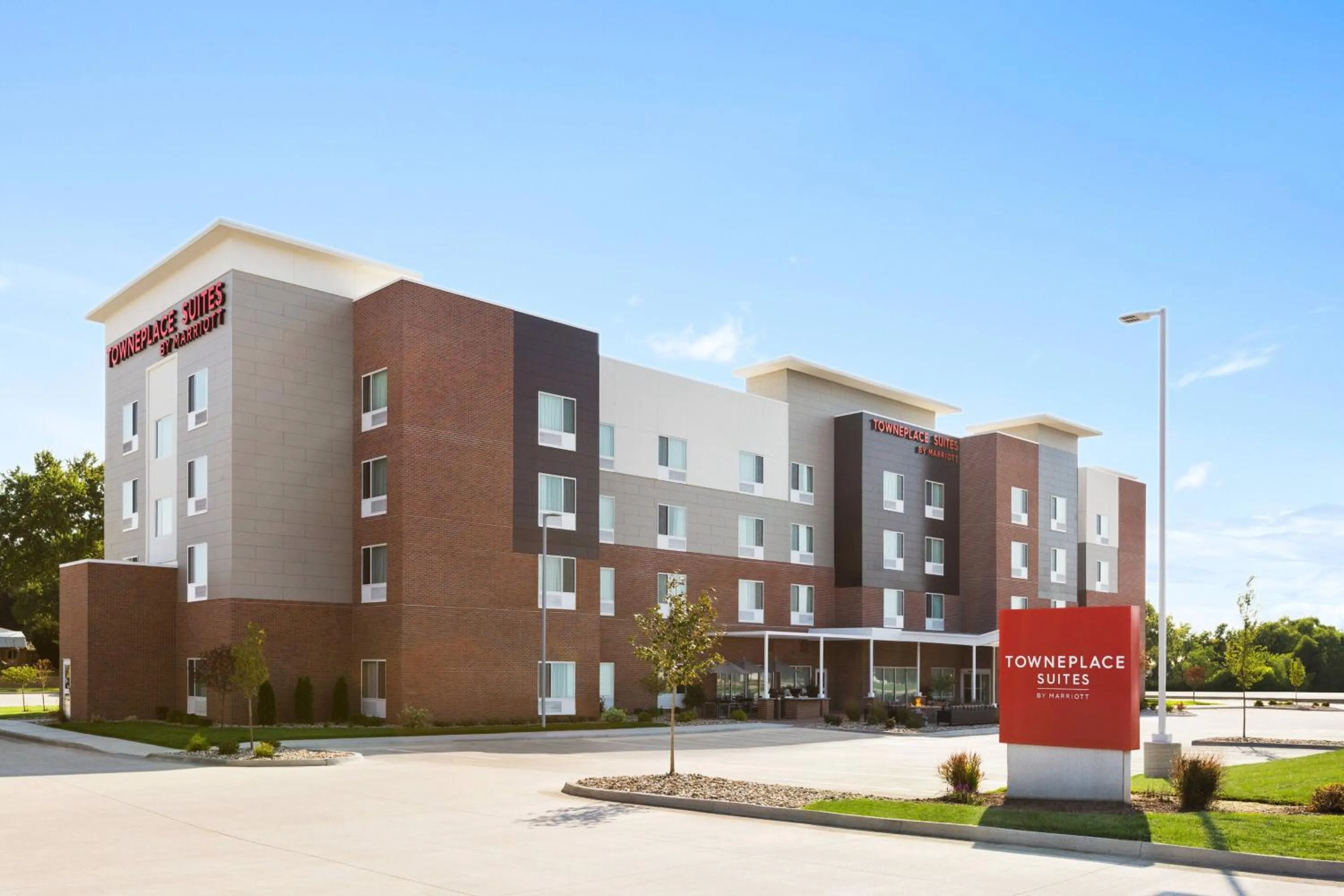 Property building in TownePlace Suites Cedar Rapids Marion