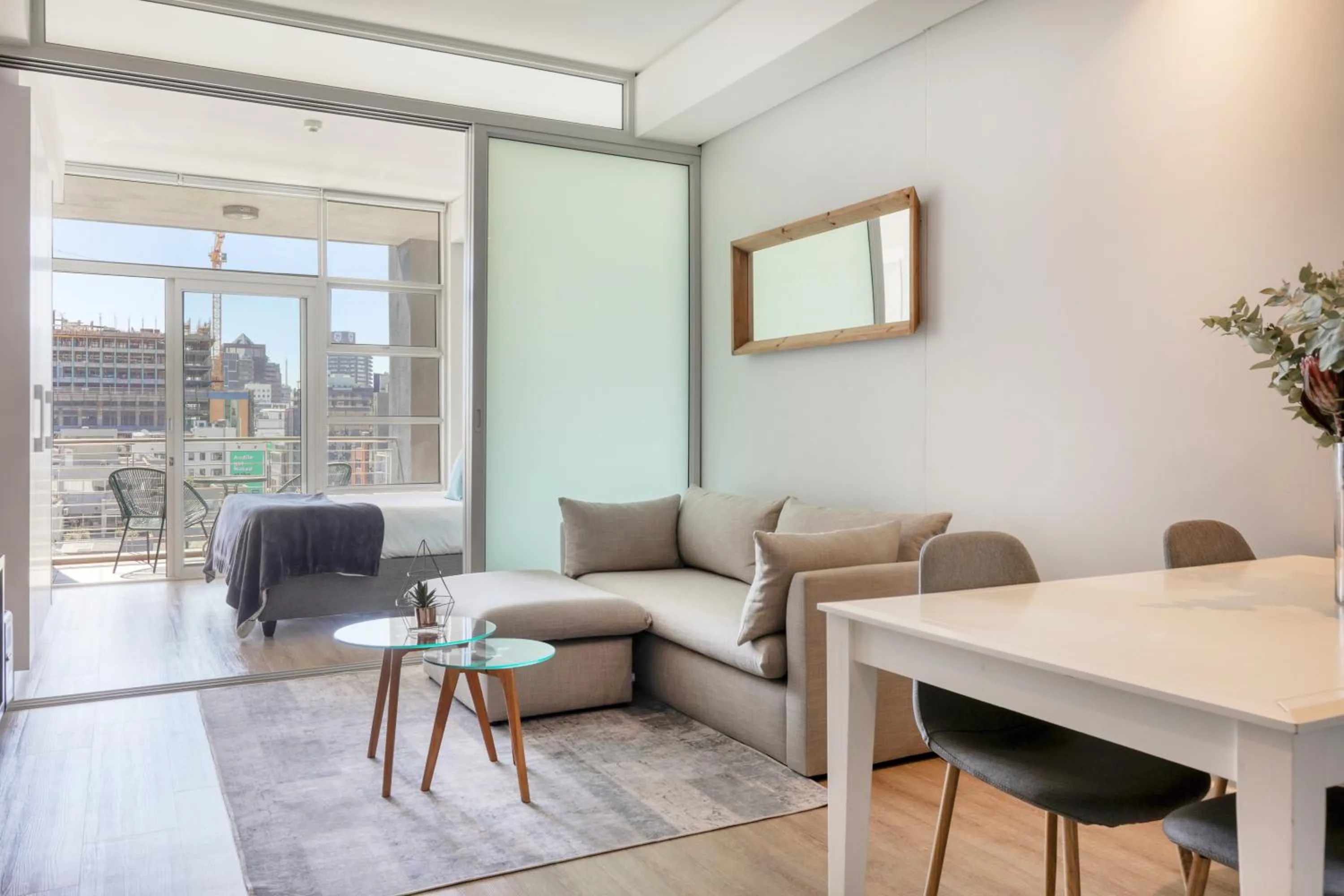 Backup-Powered Stylish Central Apartment near Table Mountain