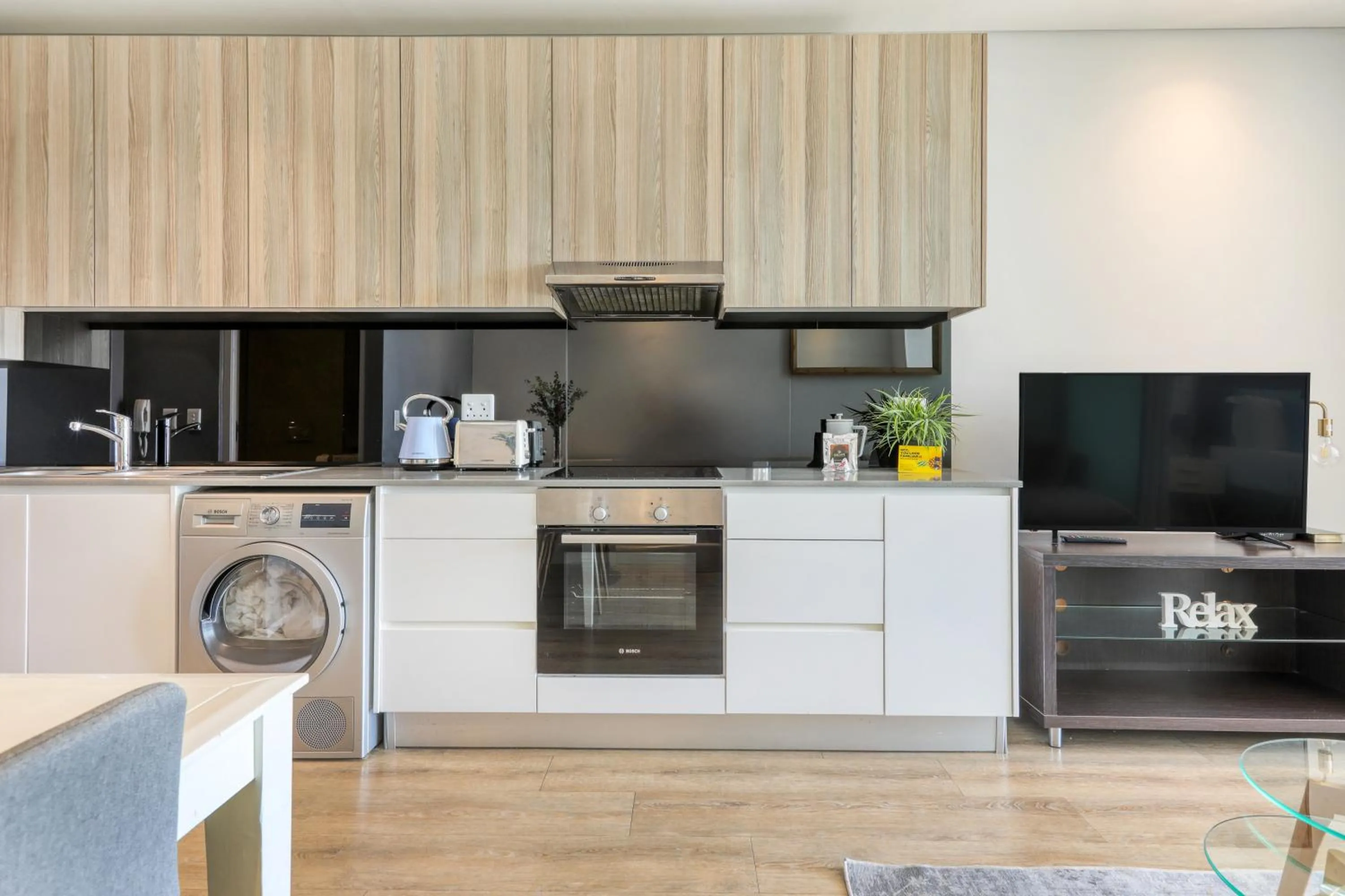 Backup-Powered Stylish Central Apartment near Table Mountain