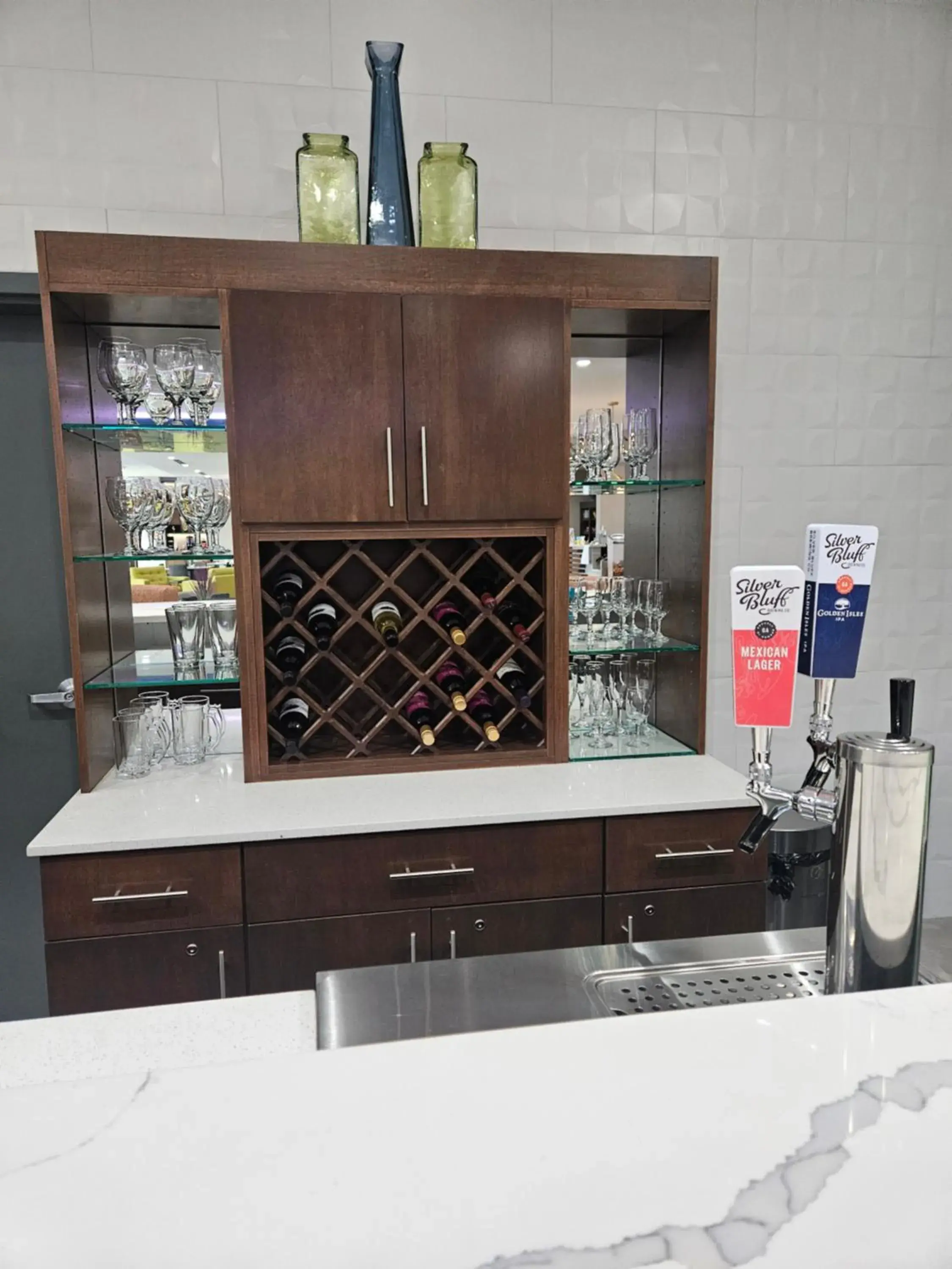 Lounge or bar in La Quinta Brunswick/Golden Isles Lounge or bar in La Quinta Brunswick/Golden Isles