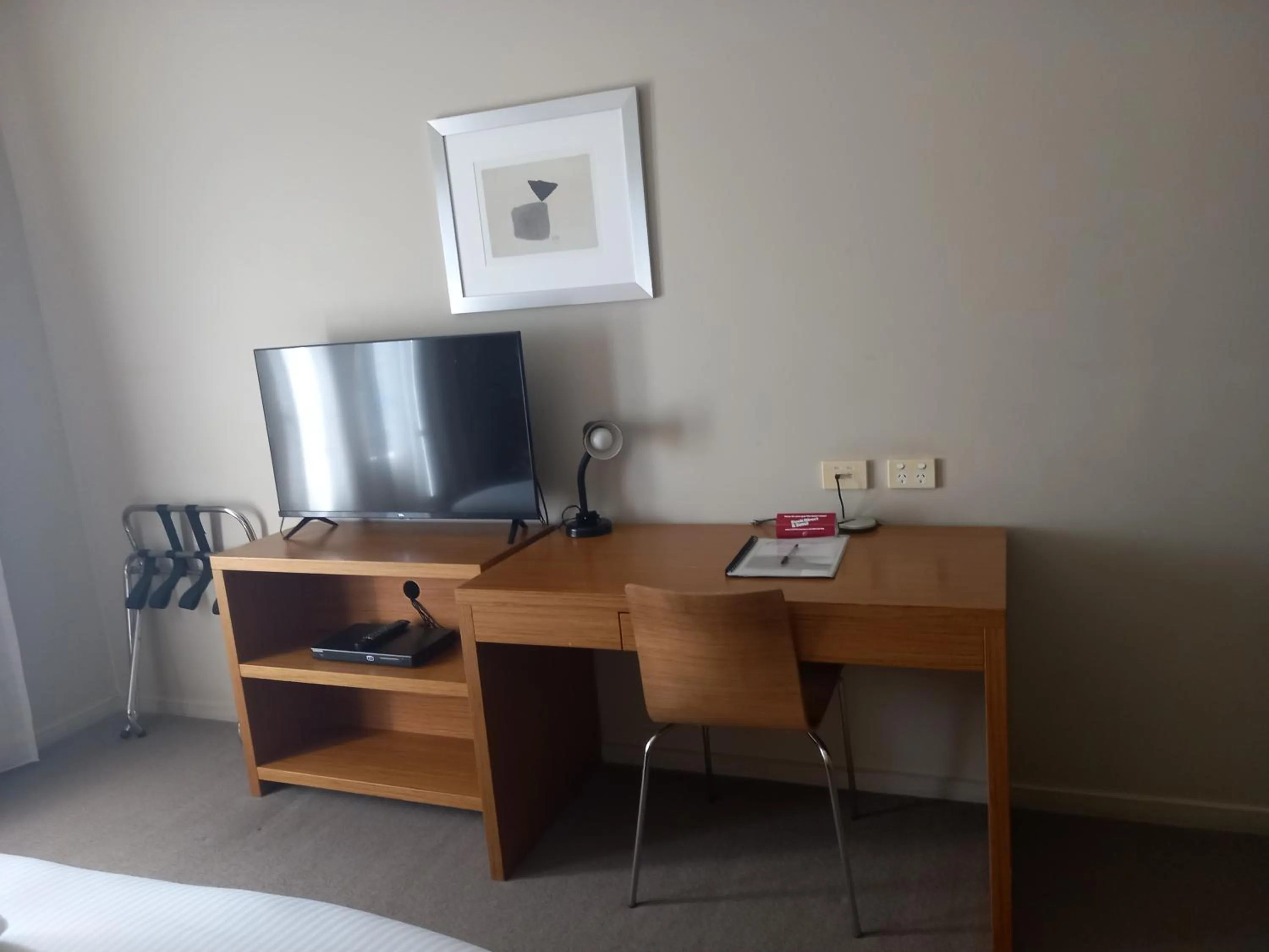 TV and multimedia in Gladstone Downtown Central Apartment Hotel Official