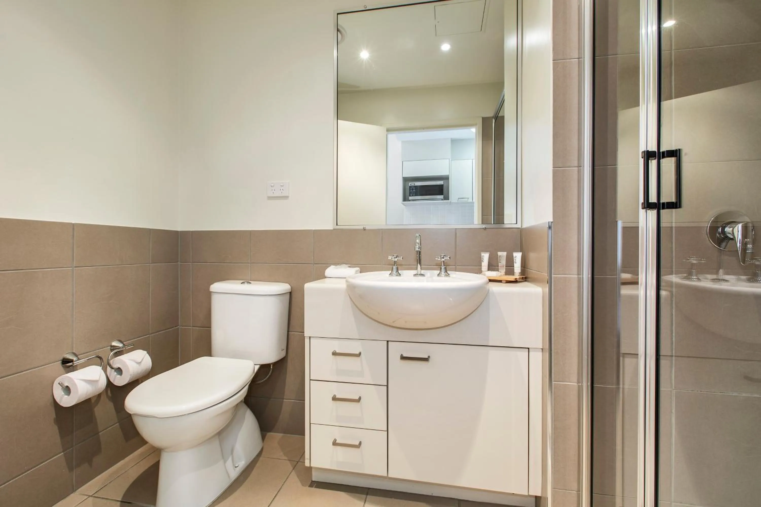 Bathroom in Gladstone Downtown Central Apartment Hotel Official