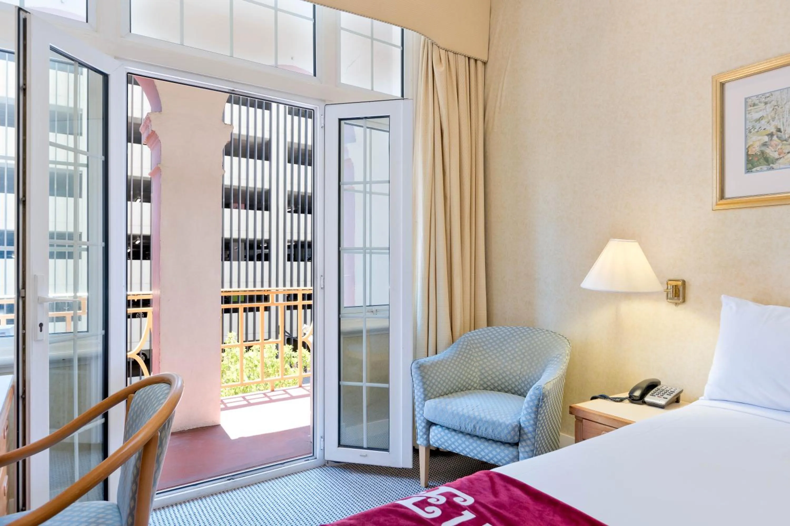 Balcony/Terrace, Bed in European Hotel