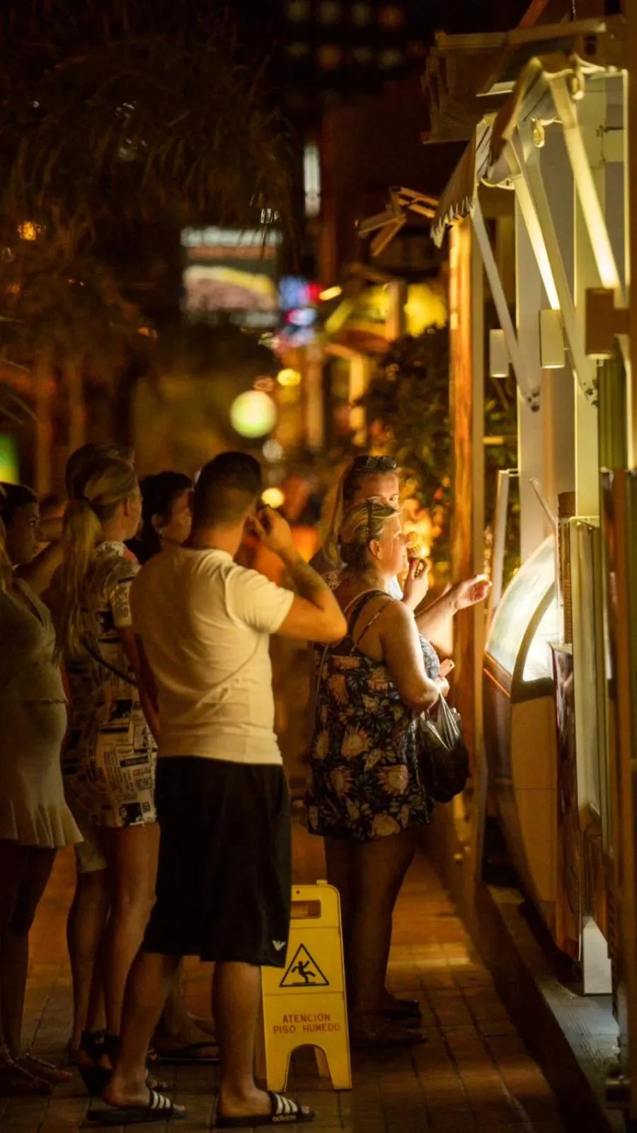 People in Comodoro Estudio Vista Mar Explotaciones Ravel