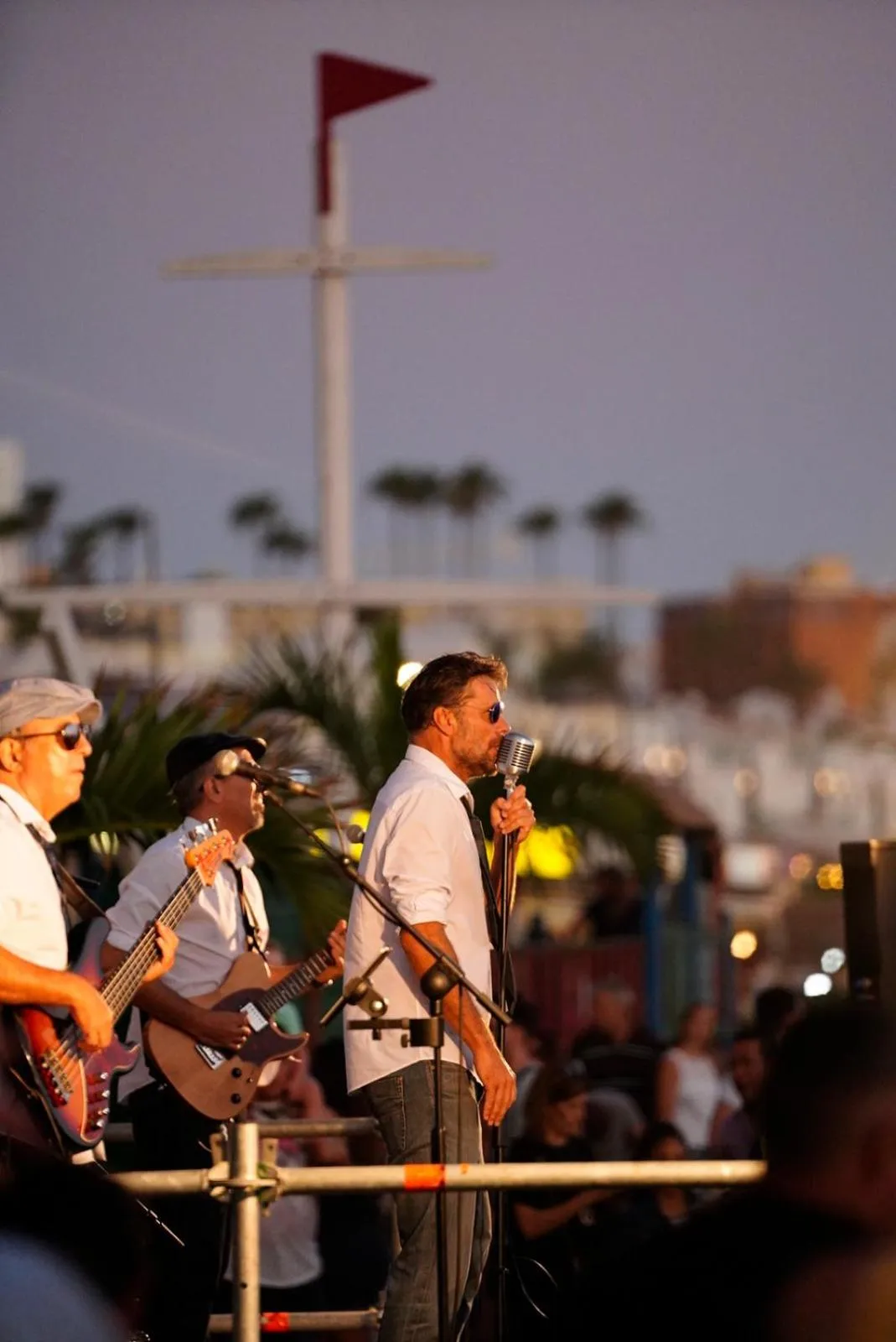 People in Comodoro Estudio Vista Mar Explotaciones Ravel