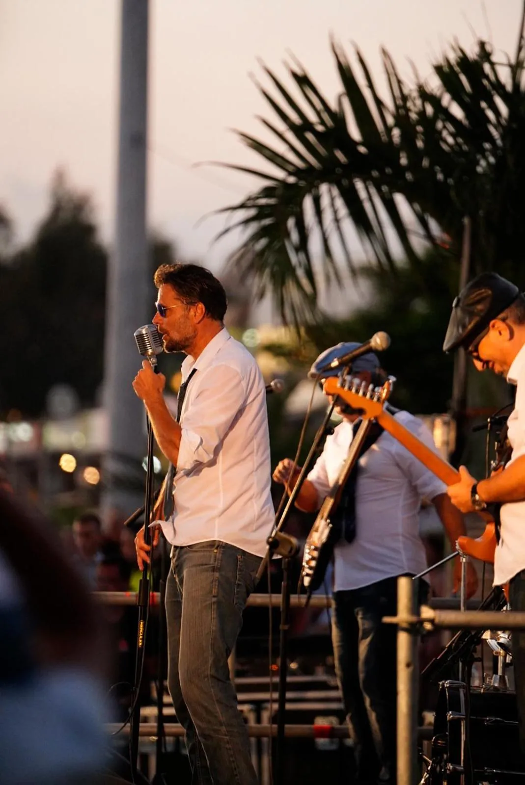 People in Comodoro Estudio Vista Mar Explotaciones Ravel