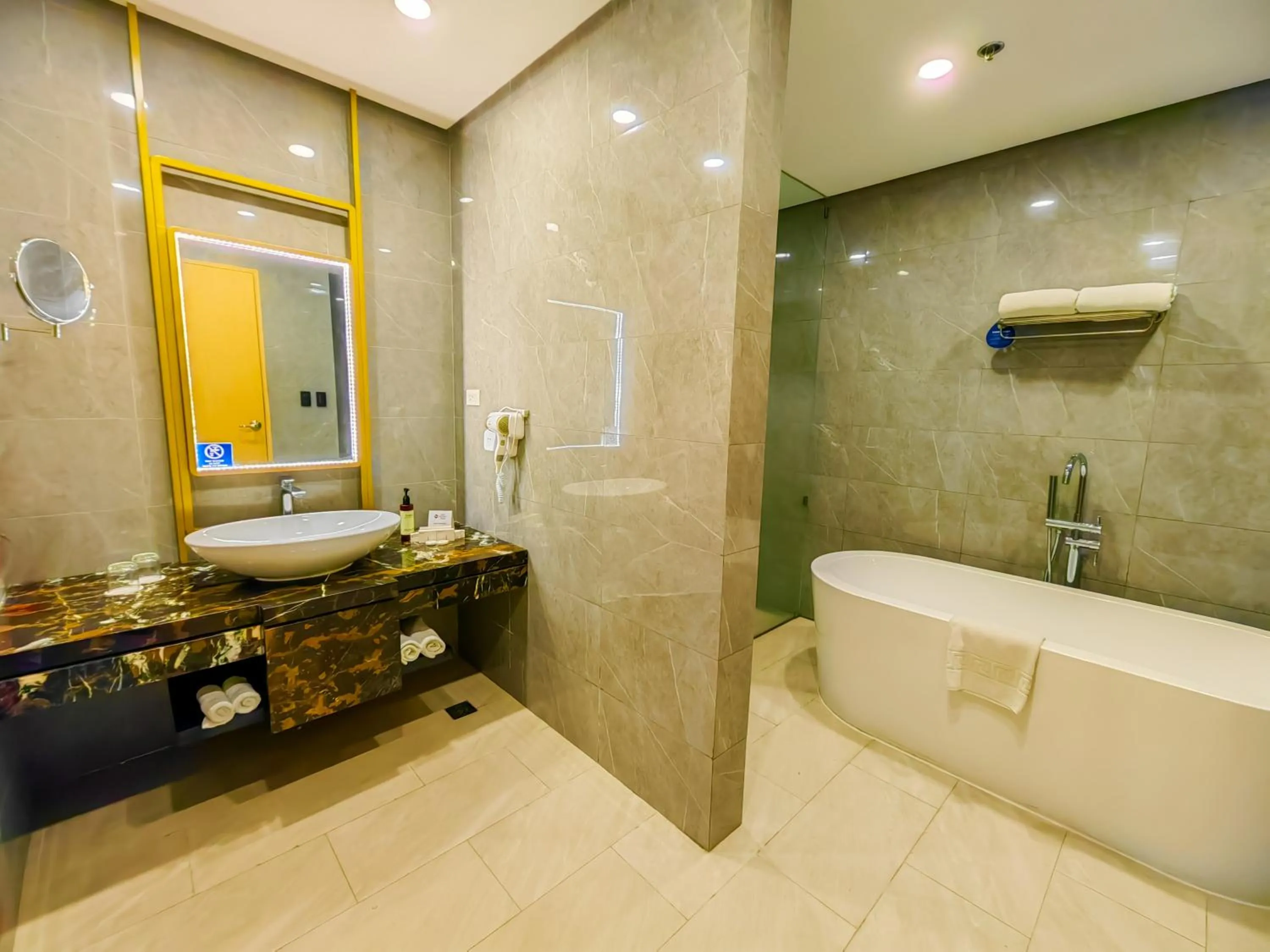 Bathroom in Best Western Plus Metro Clark