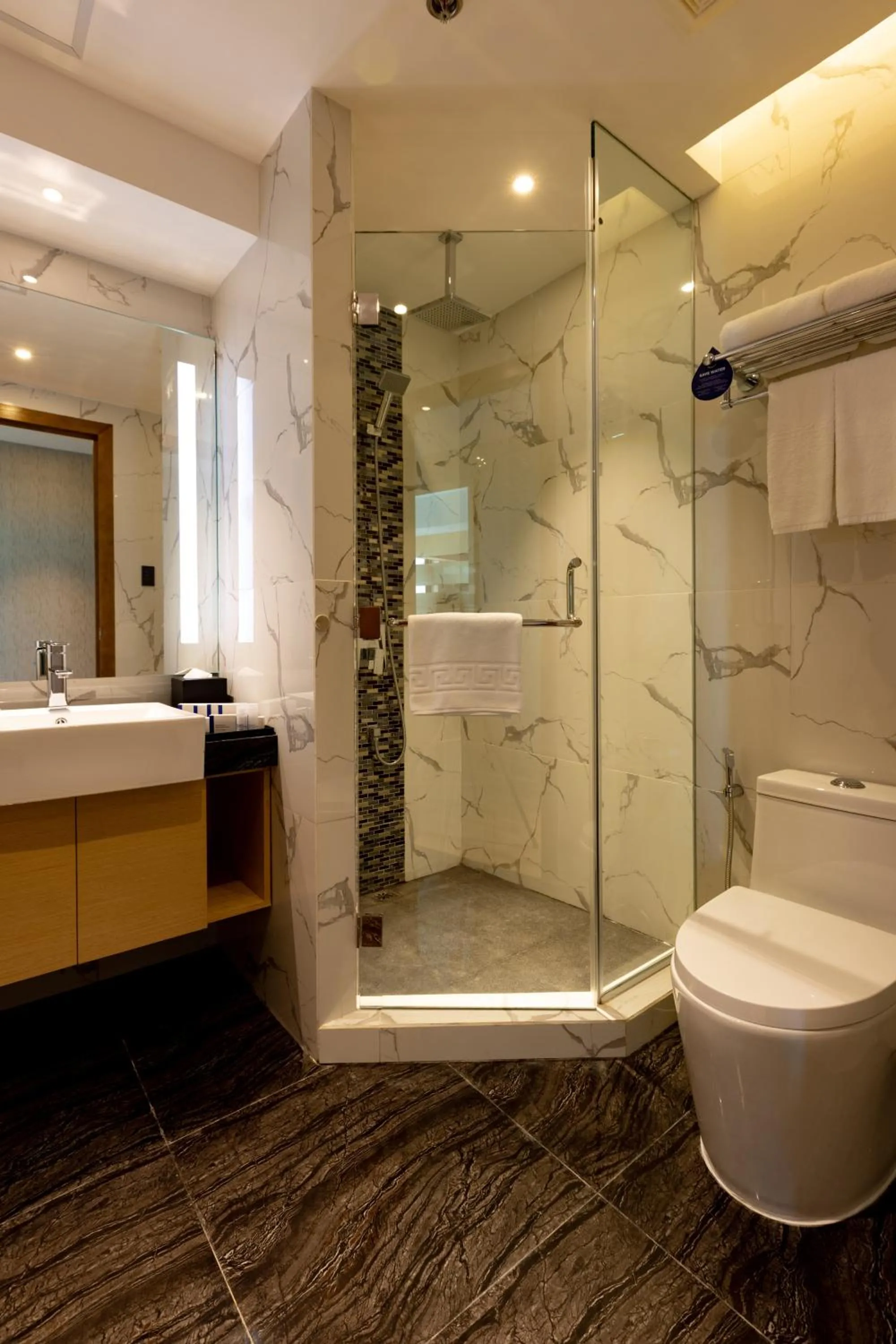 Bathroom in Best Western Plus Metro Clark