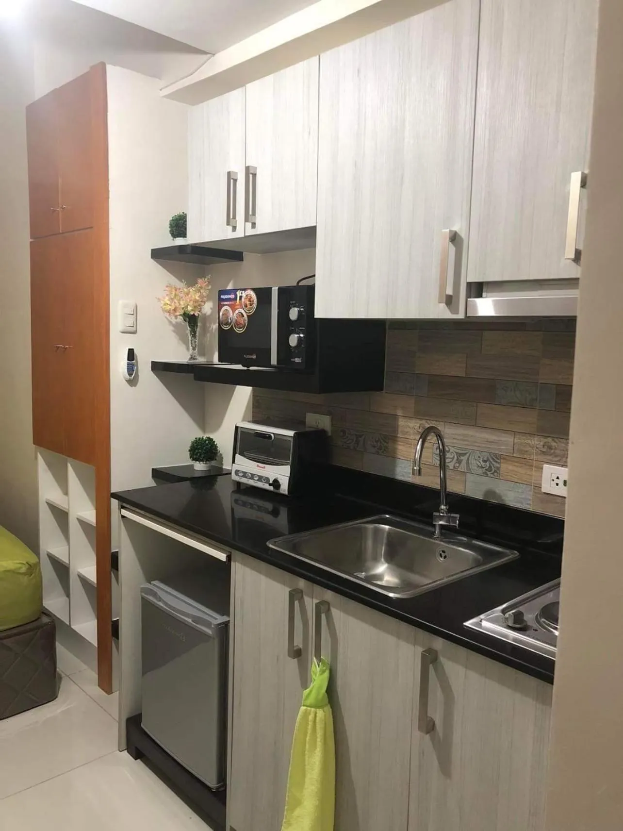 Kitchen or kitchenette in Green Residences Stays by PBYY