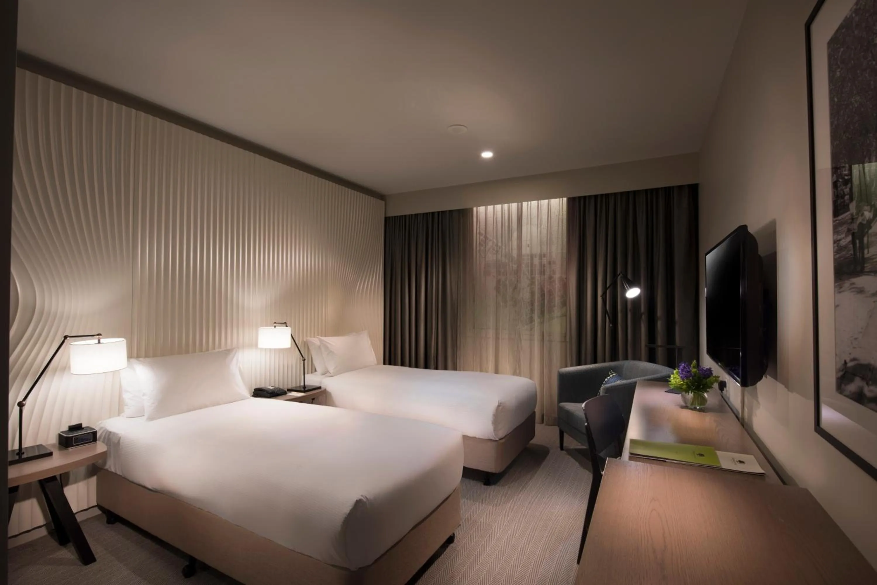 Guests, Bed in DoubleTree by Hilton Melbourne