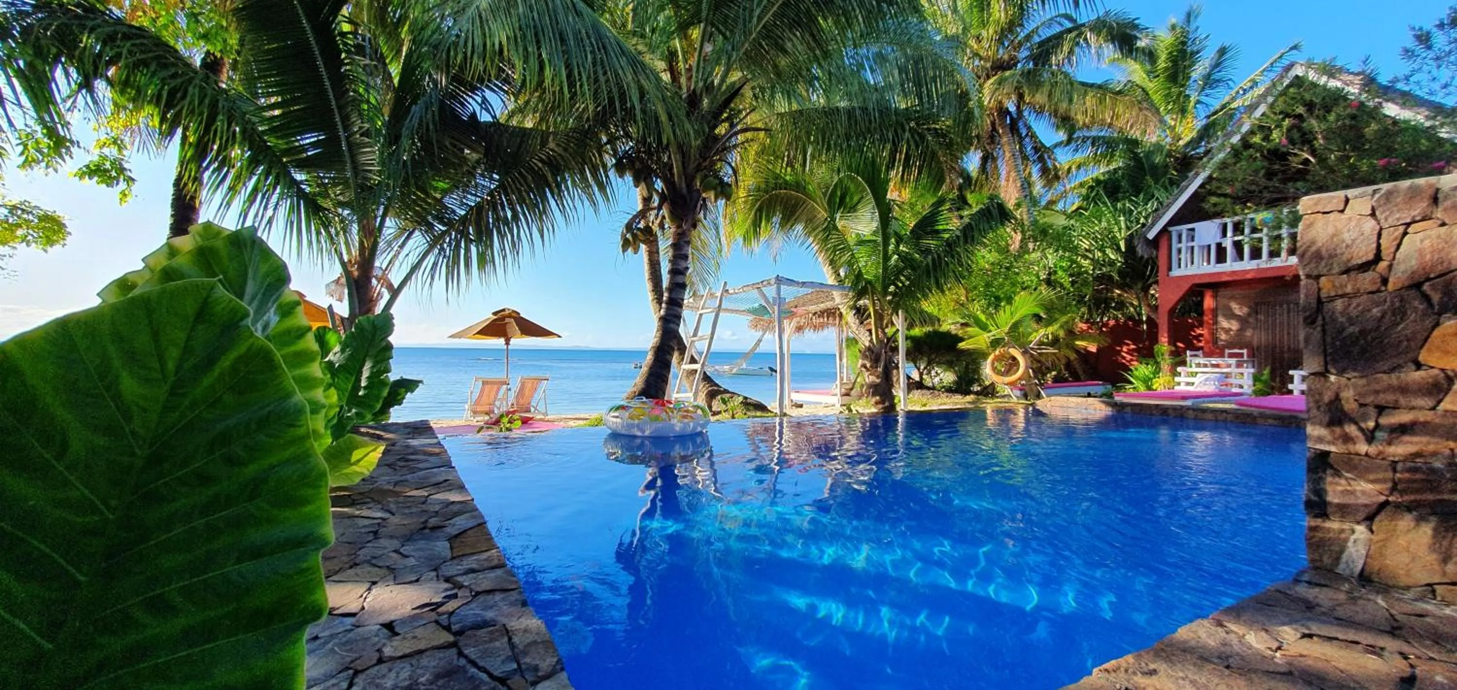 Swimming pool in Hotel ECOLODGE LE RAVORAHA