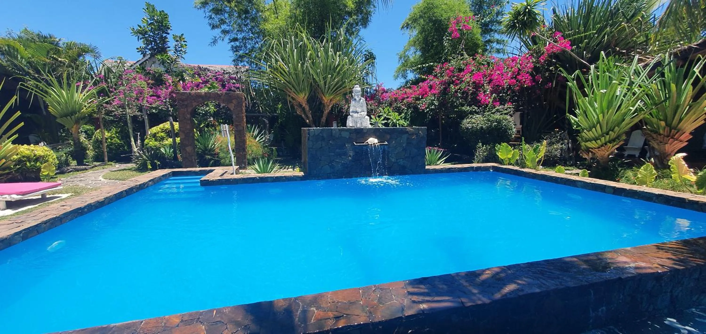 Swimming pool in Hotel ECOLODGE LE RAVORAHA