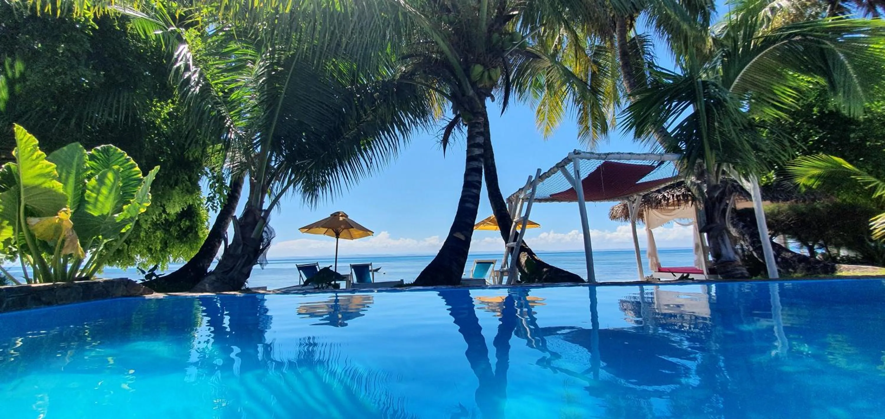 Swimming pool in Hotel ECOLODGE LE RAVORAHA