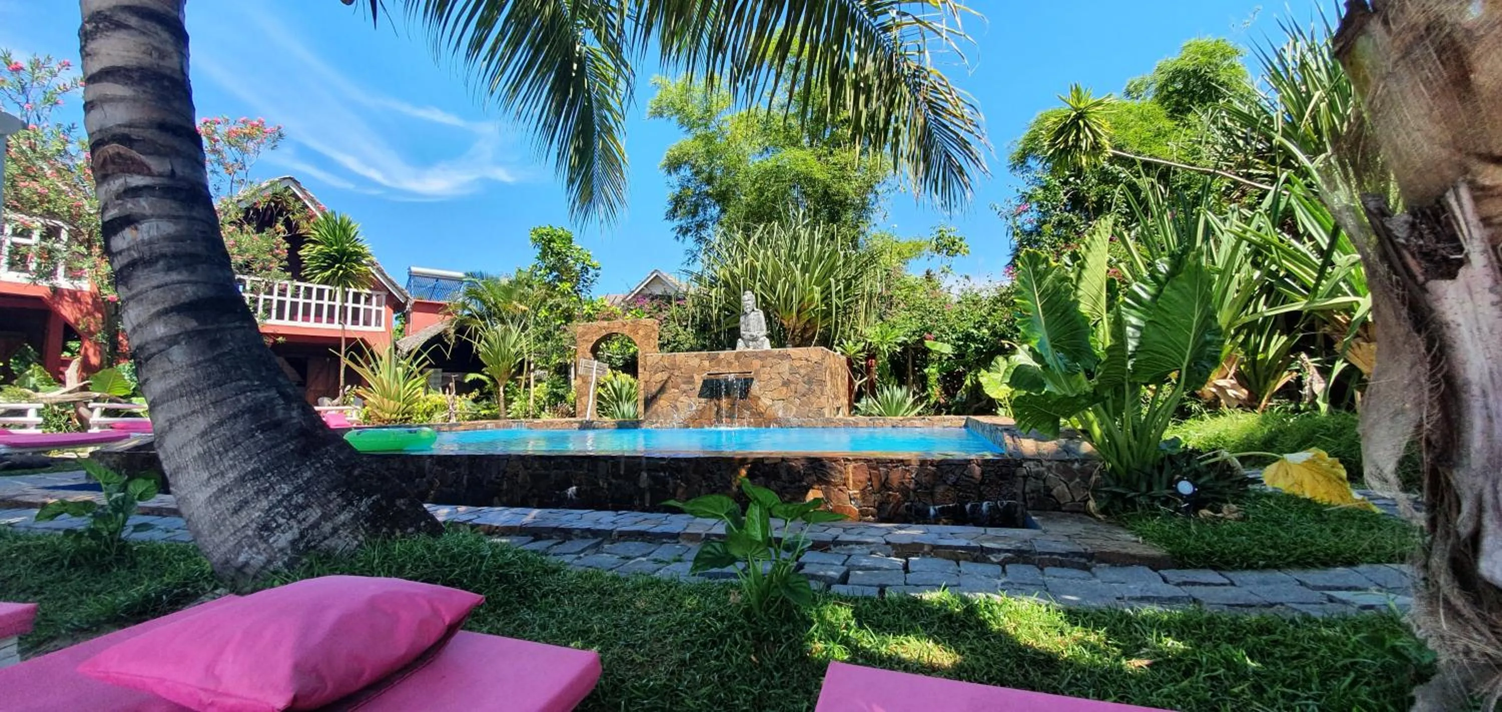 Swimming pool in Hotel ECOLODGE LE RAVORAHA