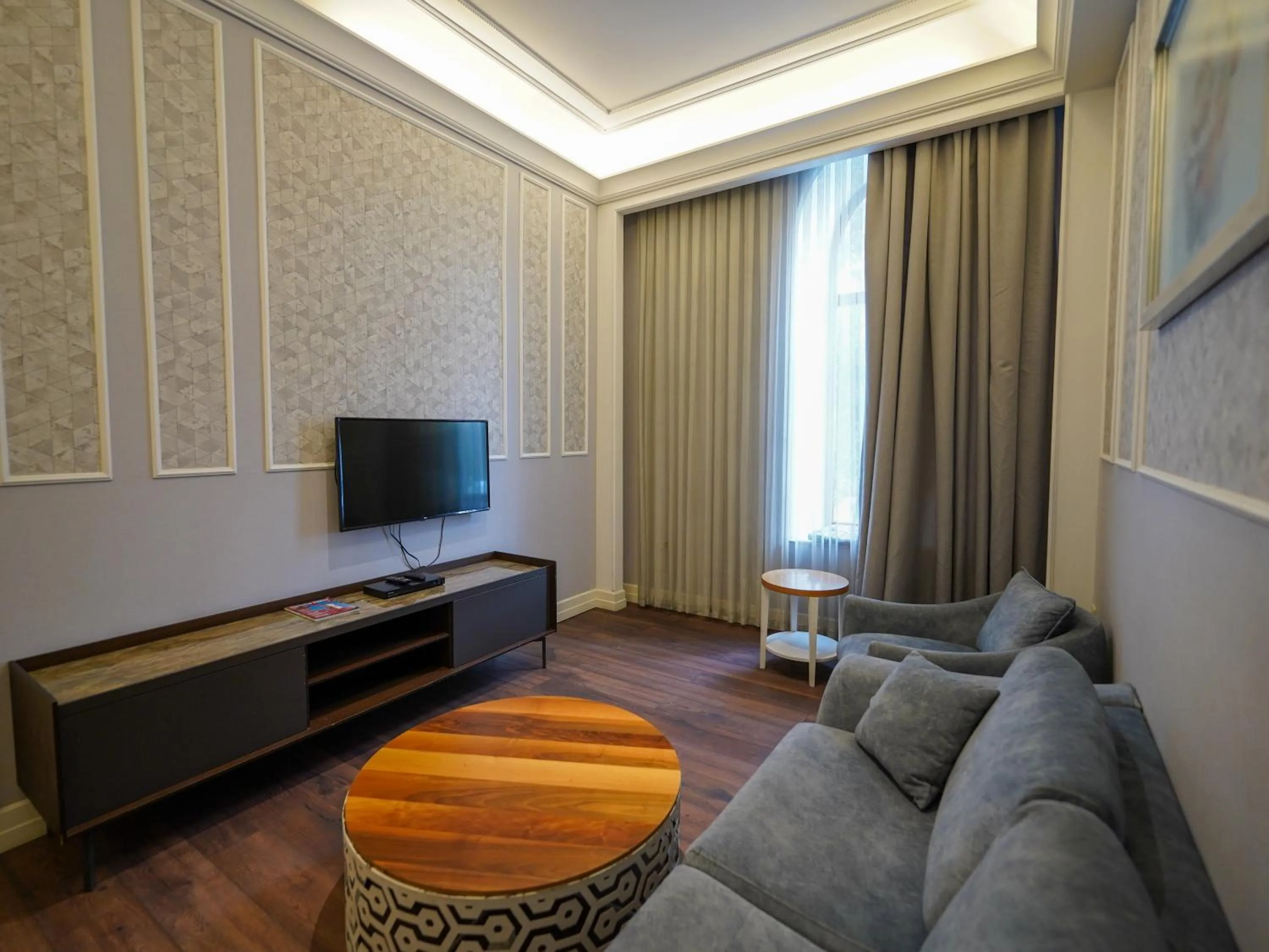 Communal lounge/ TV room in Promenade Hotel Baku