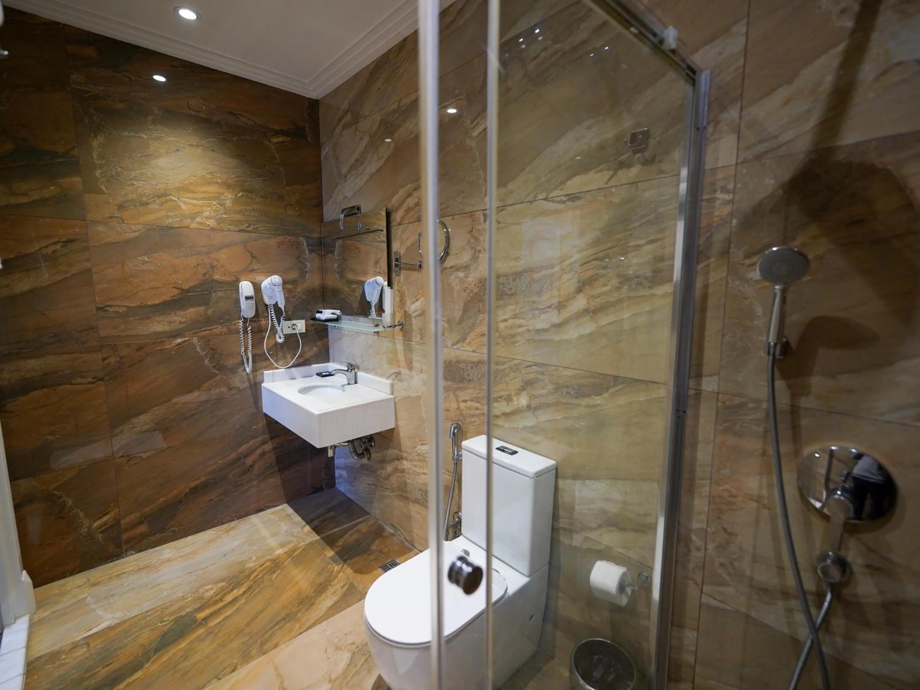 Shower in Promenade Hotel Baku