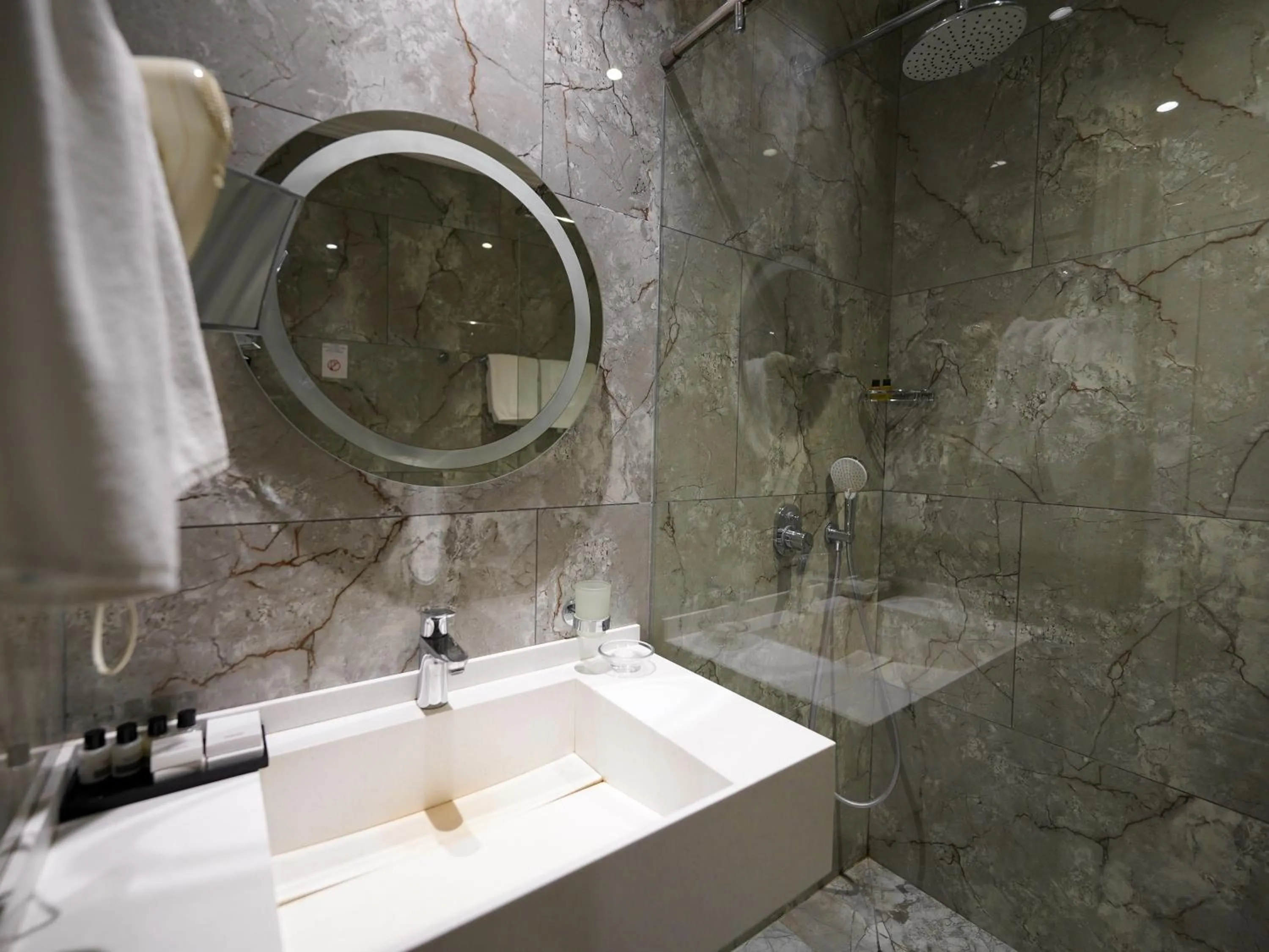 Bath in Promenade Hotel Baku