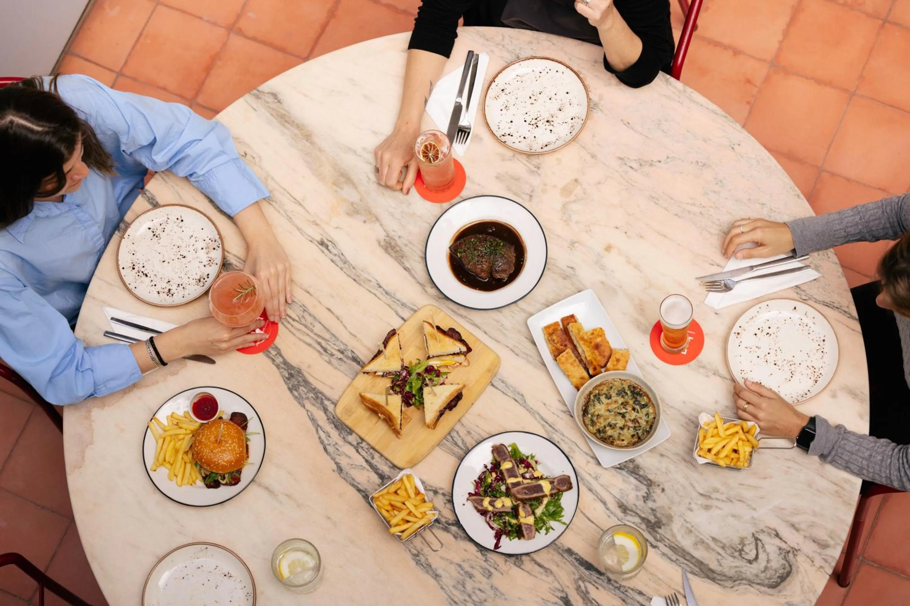 Restaurant/places to eat in Esqina Cosmopolitan Lodge