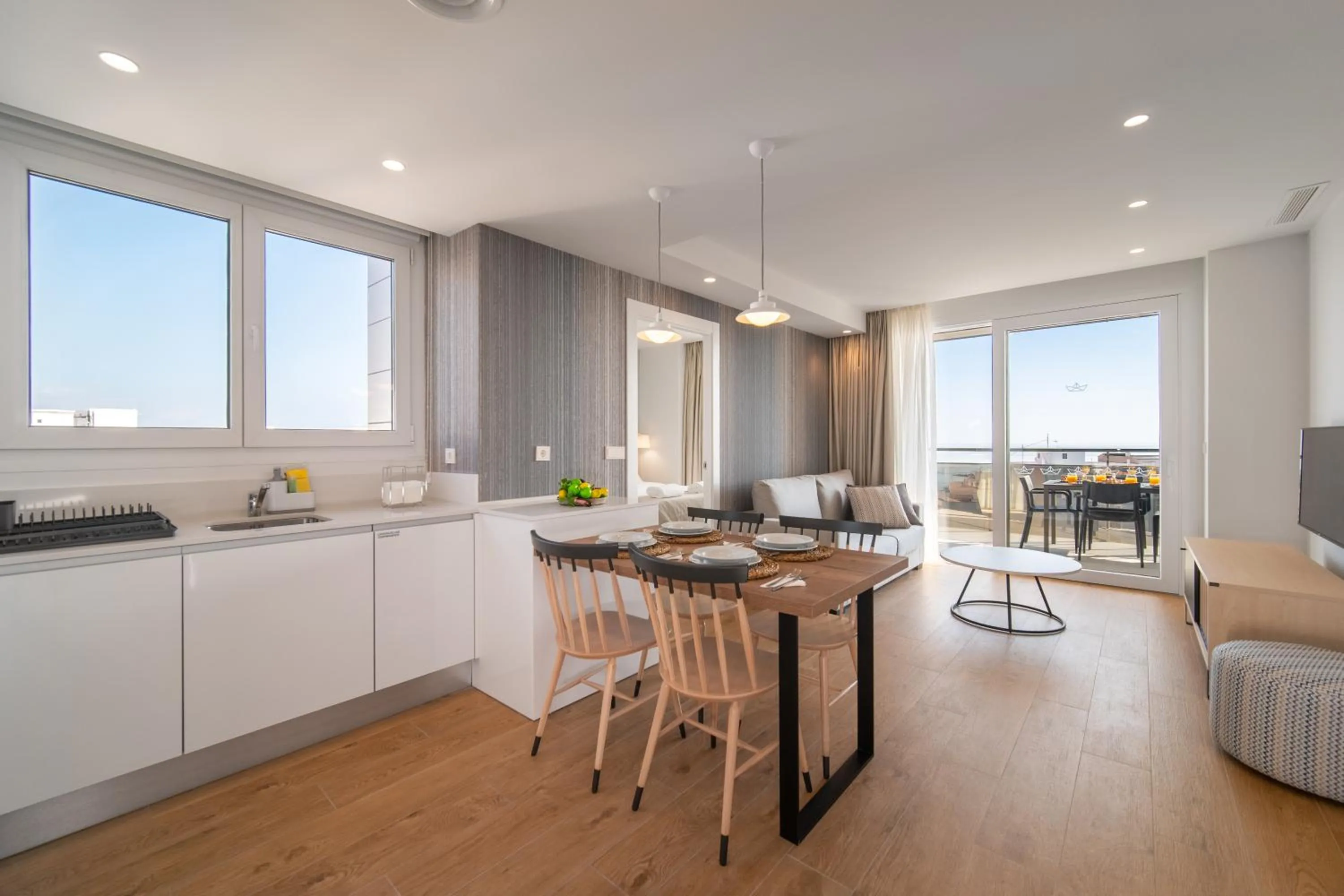 Kitchen or kitchenette in Ahoy Apartments