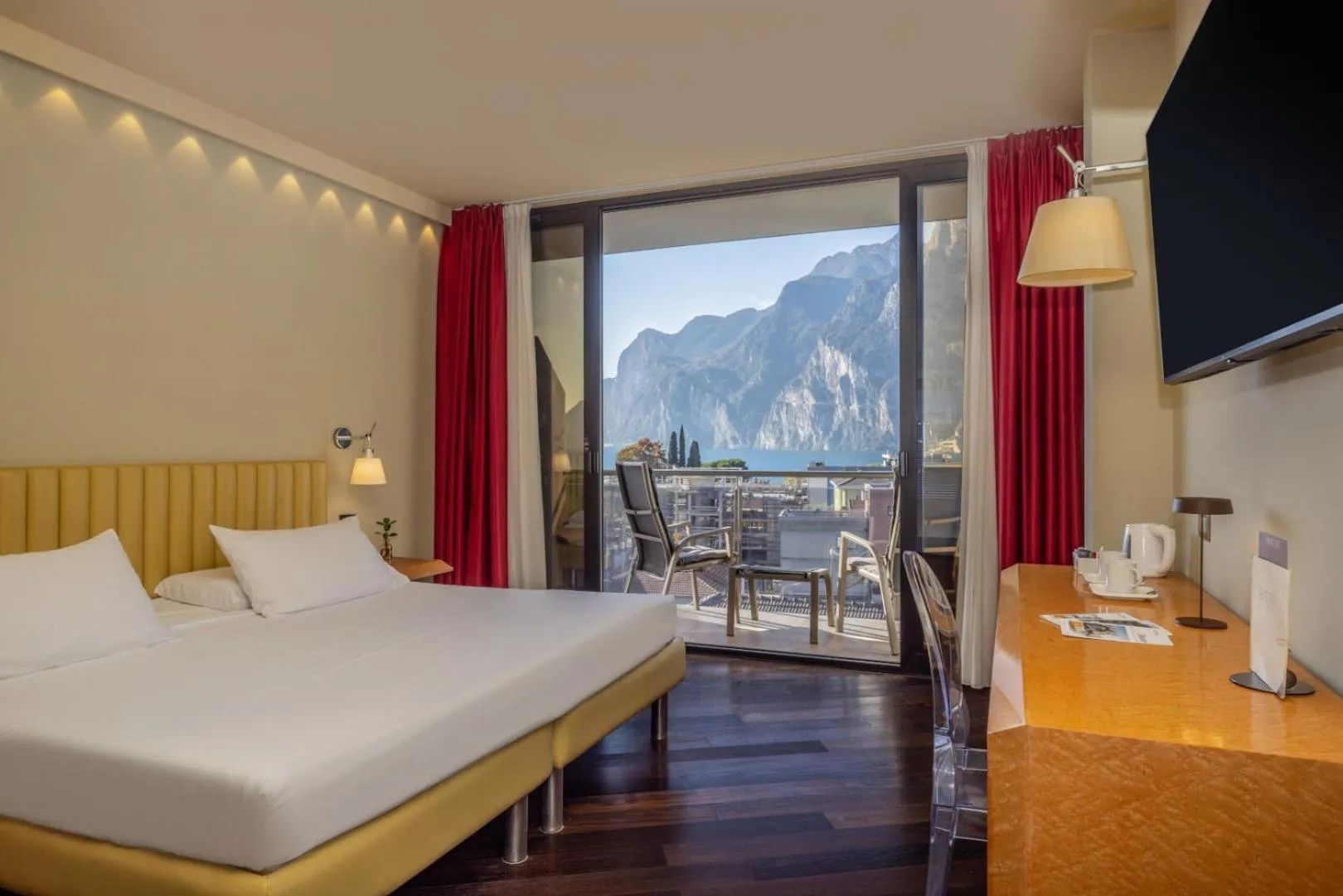 Bedroom, Bed in Garda Suite Hotel - Tonelli Hotels