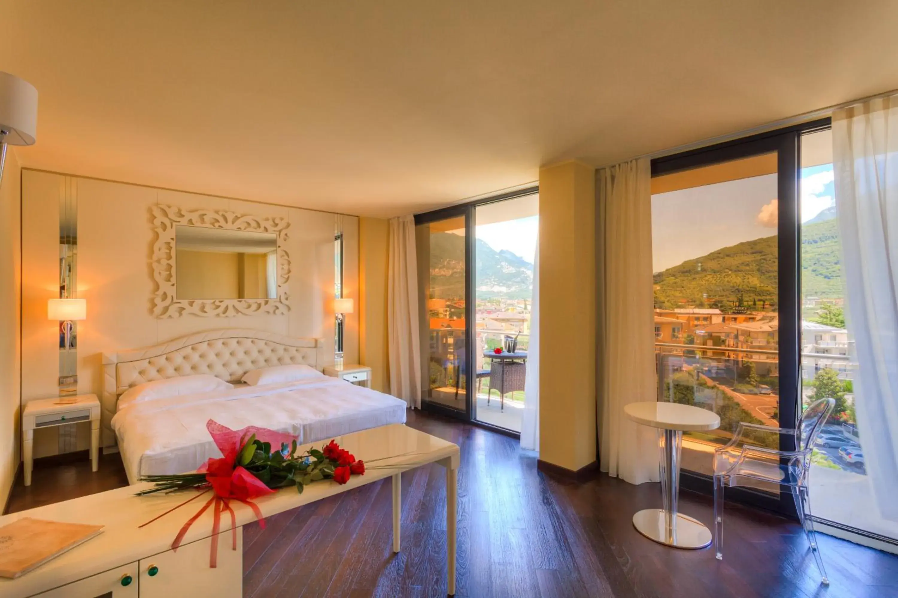 Superior Classic Double Room with Balcony in Garda Suite Hotel - Tonelli Hotels Superior Classic Double Room with Balcony in Garda Suite Hotel - Tonelli Hotels