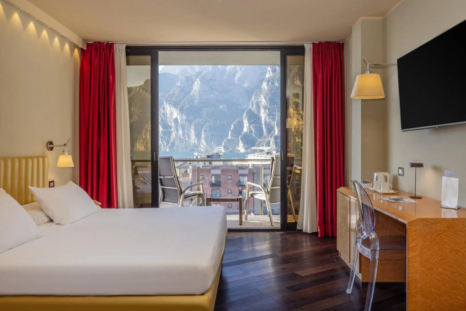 Bedroom, Bed in Garda Suite Hotel - Tonelli Hotels