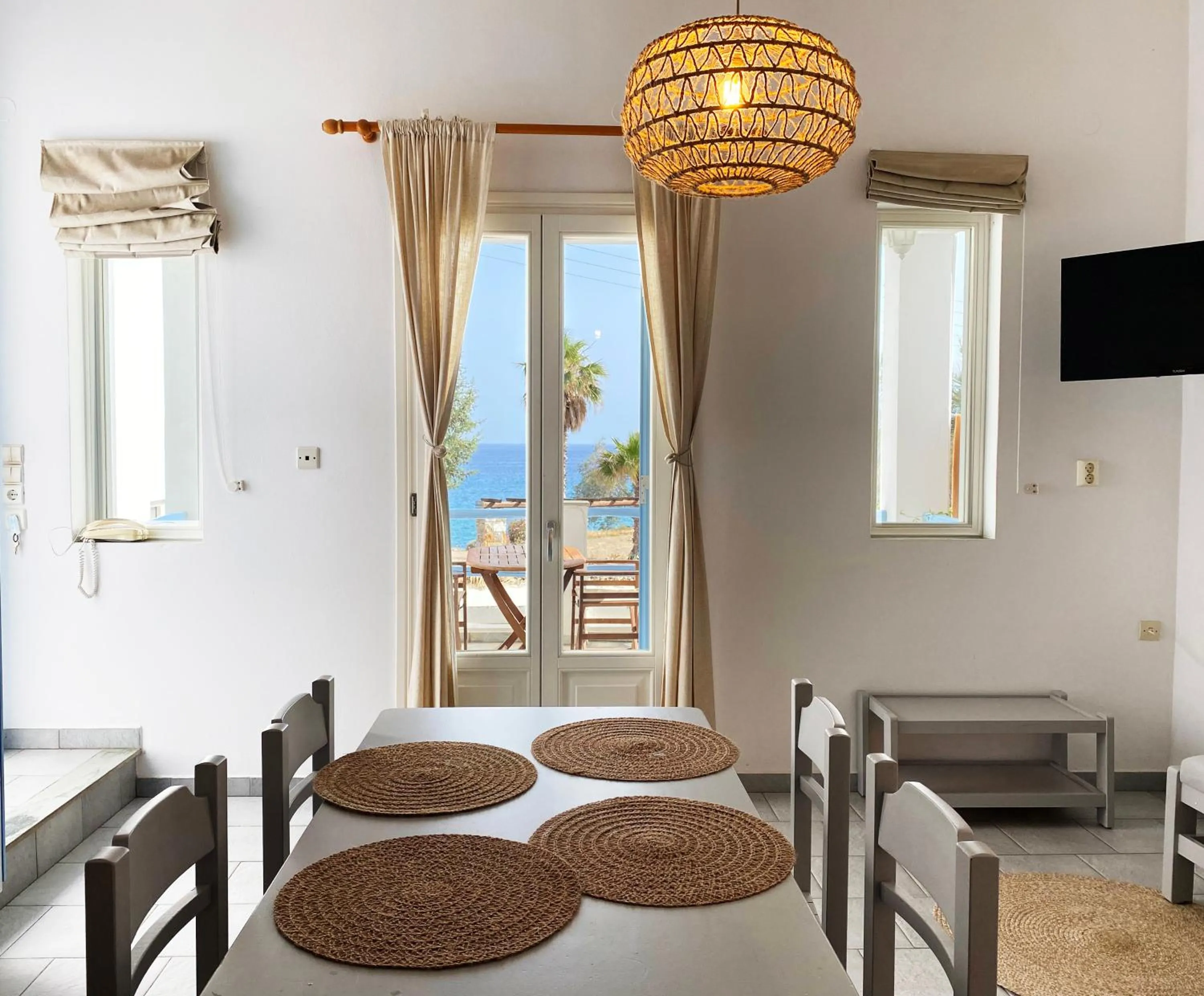 Communal lounge/ TV room in Agnadi Syros Beachfront Studios & Rooms