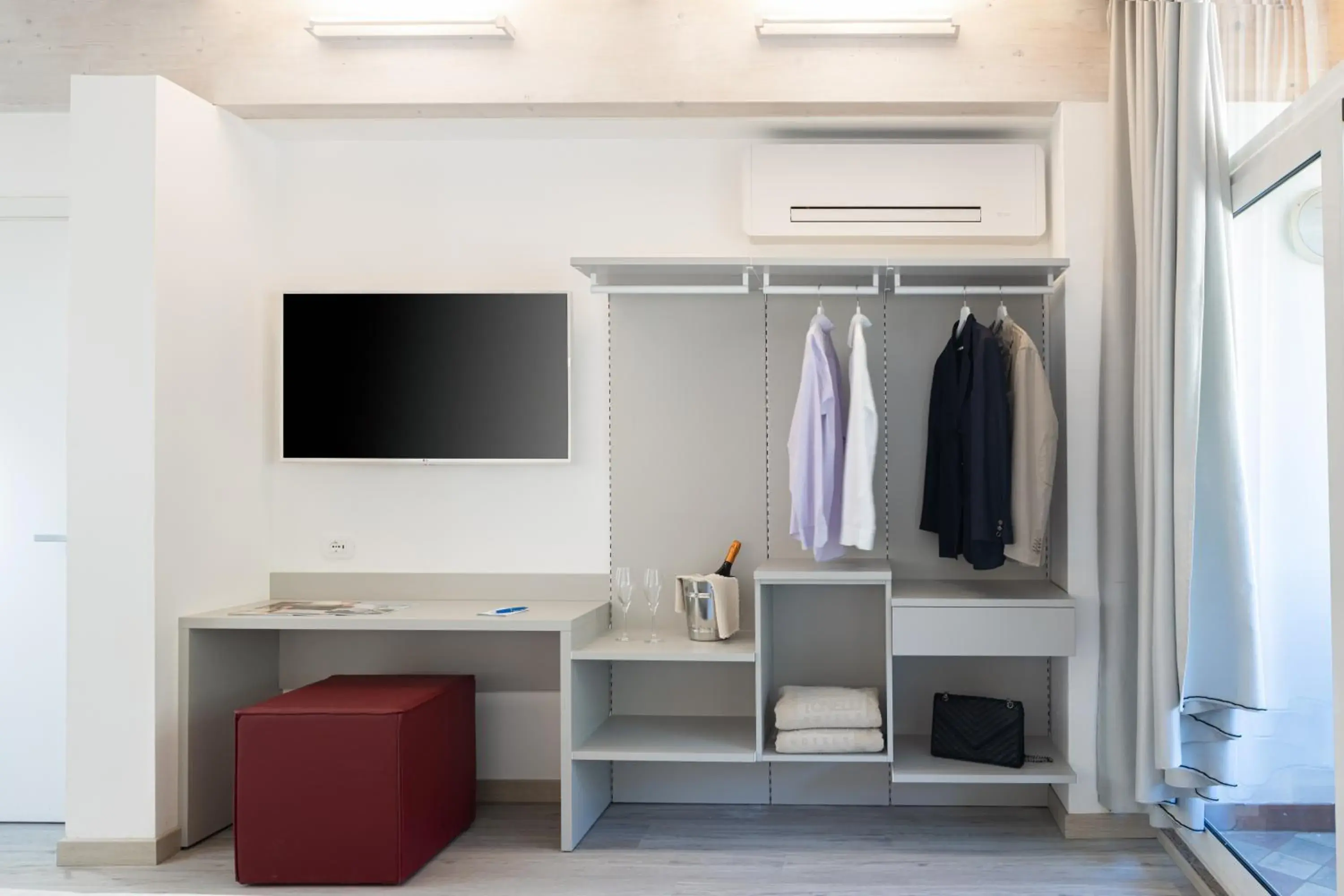 Deluxe Double or Twin Room with Balcony in Hotel Continental - Tonelli Hotels Deluxe Double or Twin Room with Balcony in Hotel Continental - Tonelli Hotels