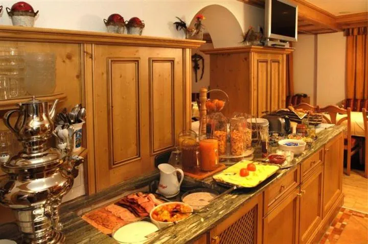 Restaurant/places to eat in Hotel Kristall B&B