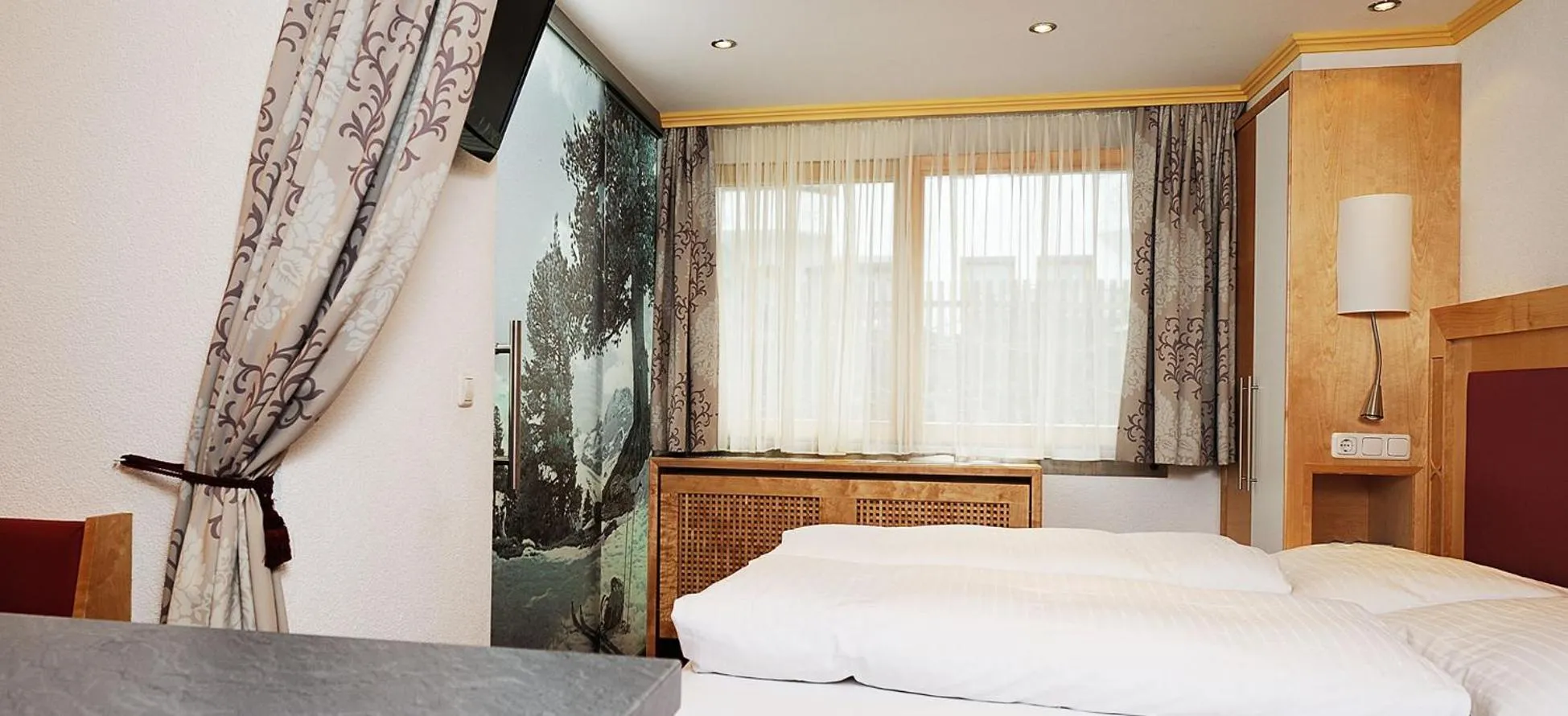 Bed in Hotel Kristall B&B