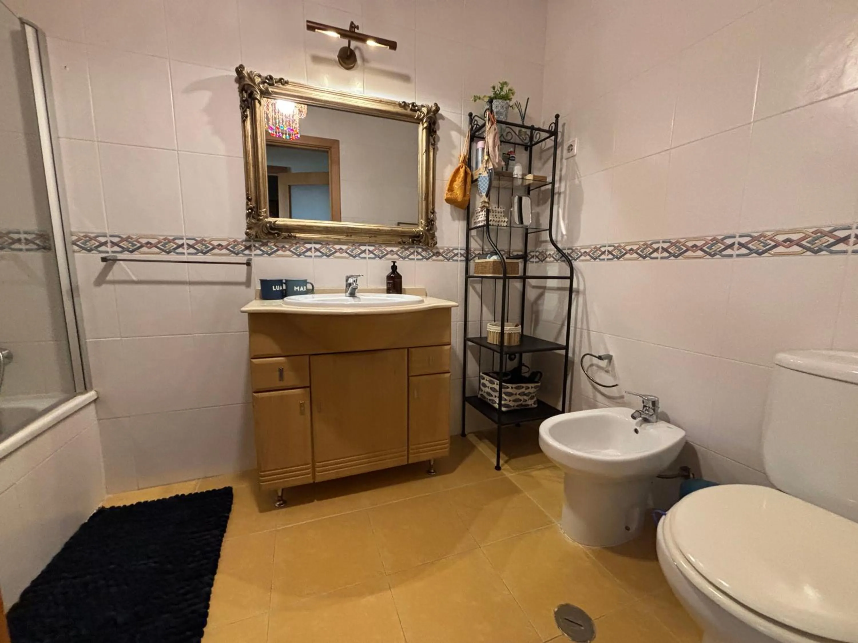 Bathroom in Lua do Mar - T2 - Piscina - Fte ao Mar- Central