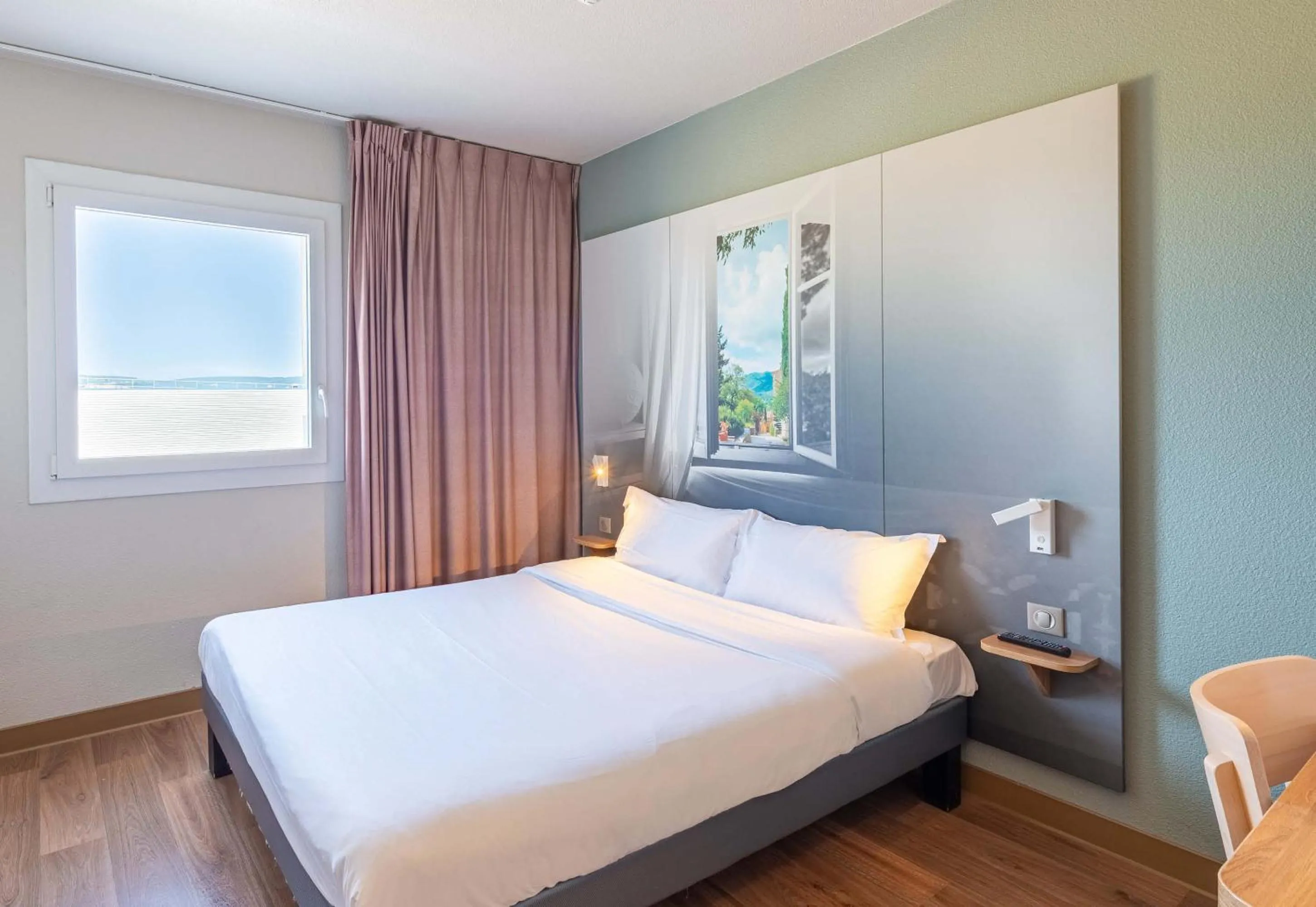 Bedroom, Bed in B&B HOTEL Montélimar Sud