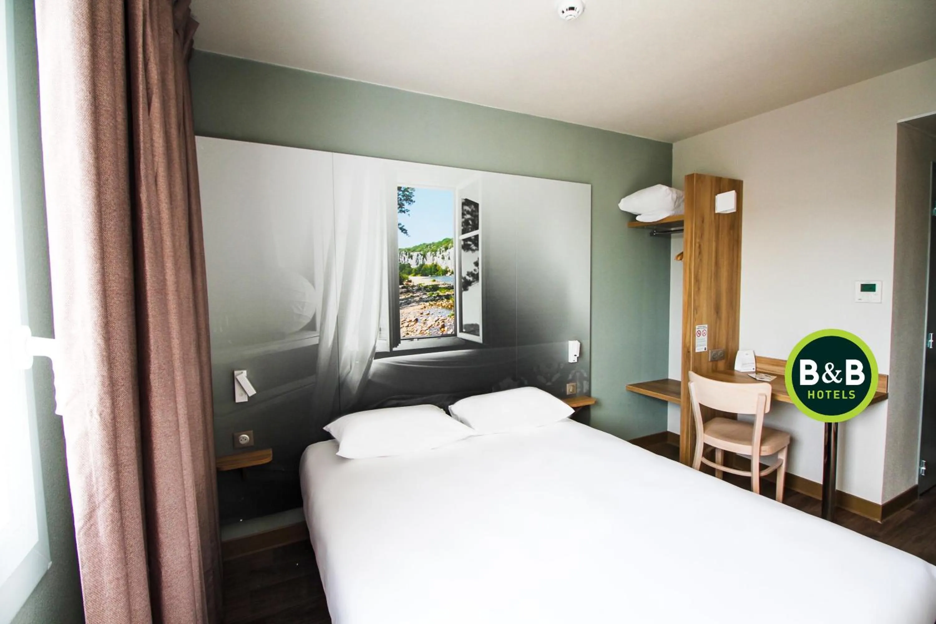 Bed in B&B HOTEL Montélimar Sud