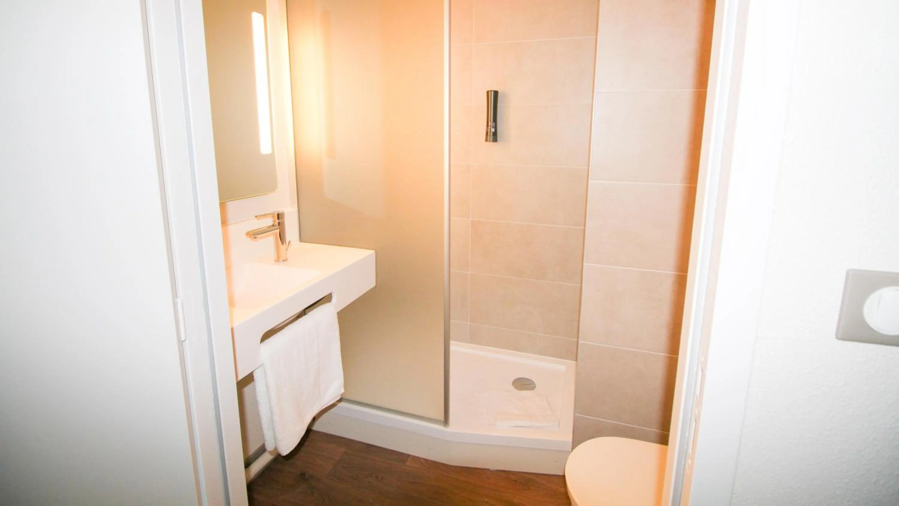 Shower in B&B HOTEL Montélimar Sud