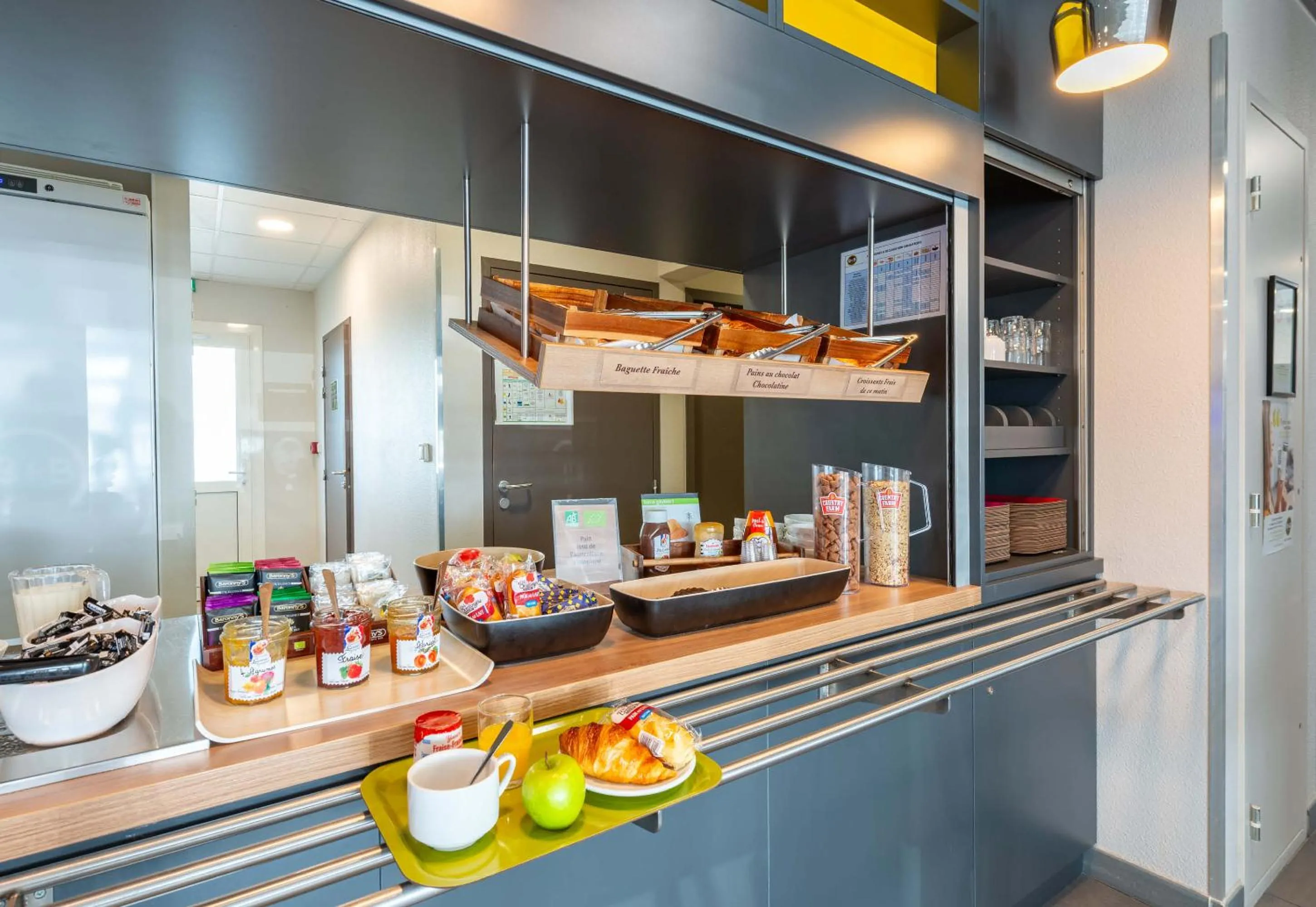 Breakfast in B&B HOTEL Montélimar Sud