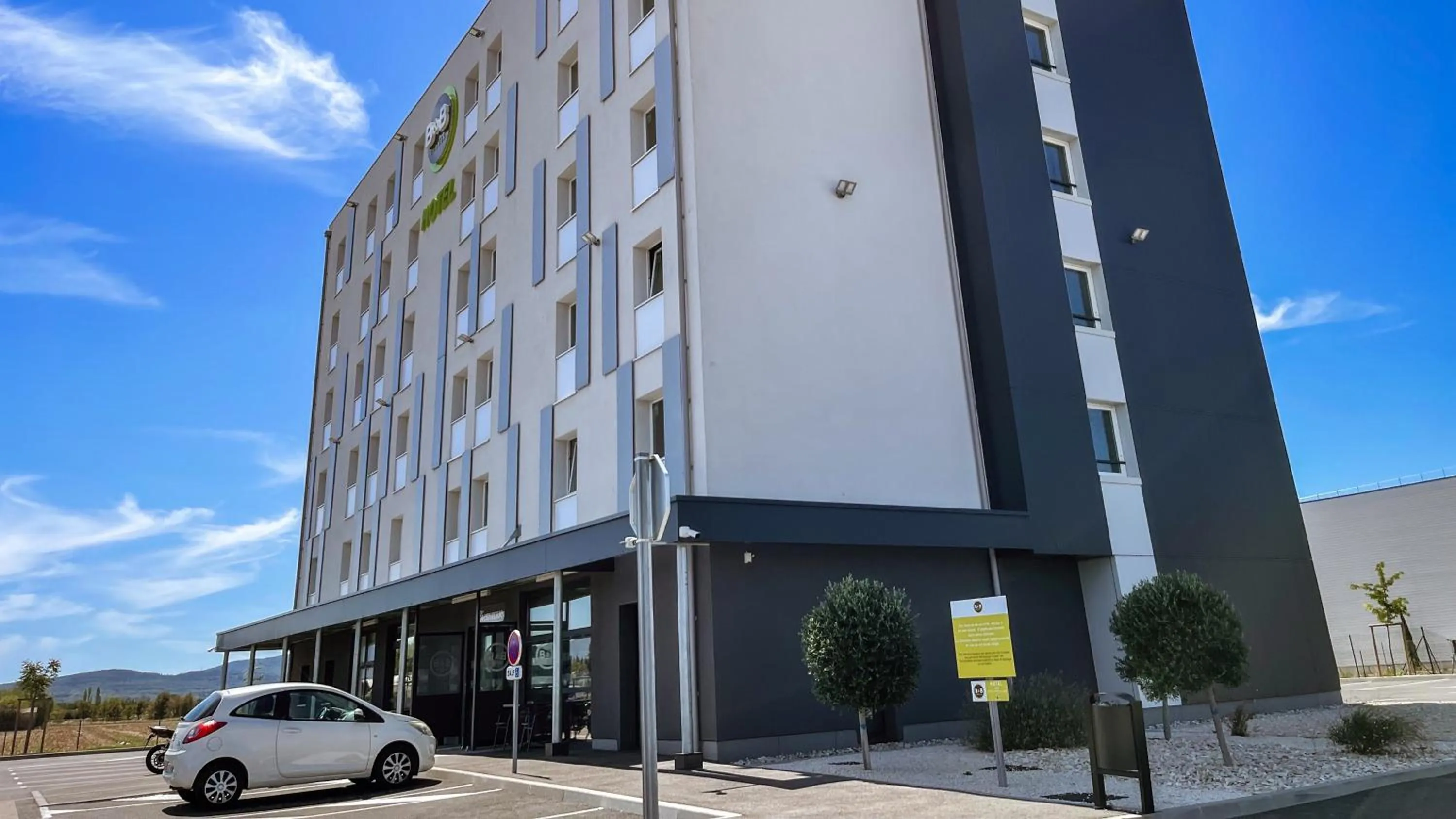 Property building in B&B HOTEL Montélimar Sud