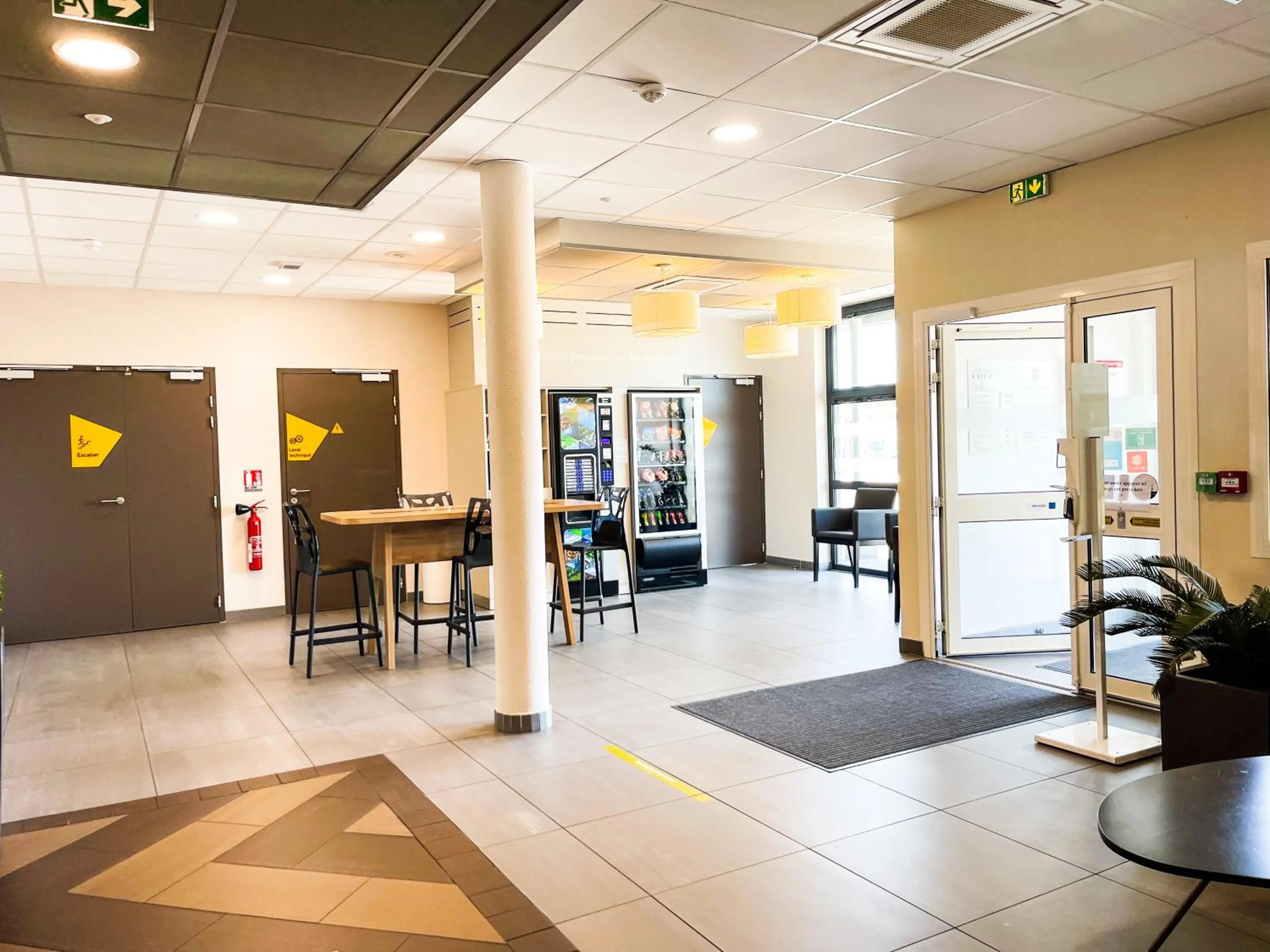 Lobby or reception in B&B HOTEL Montélimar Sud