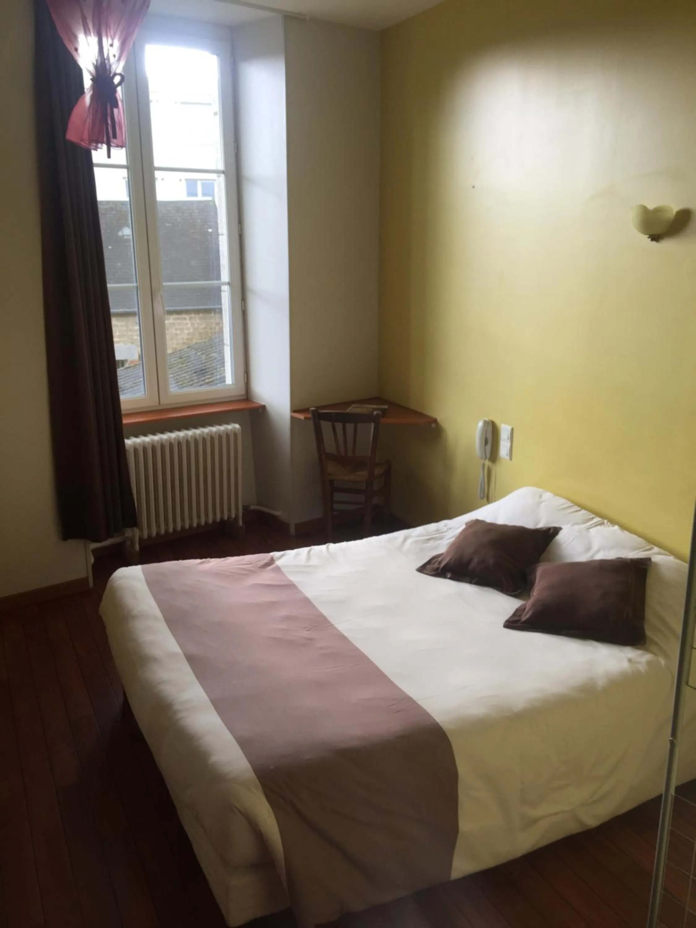 Photo of the whole room, Bed in Au Père Tranquille