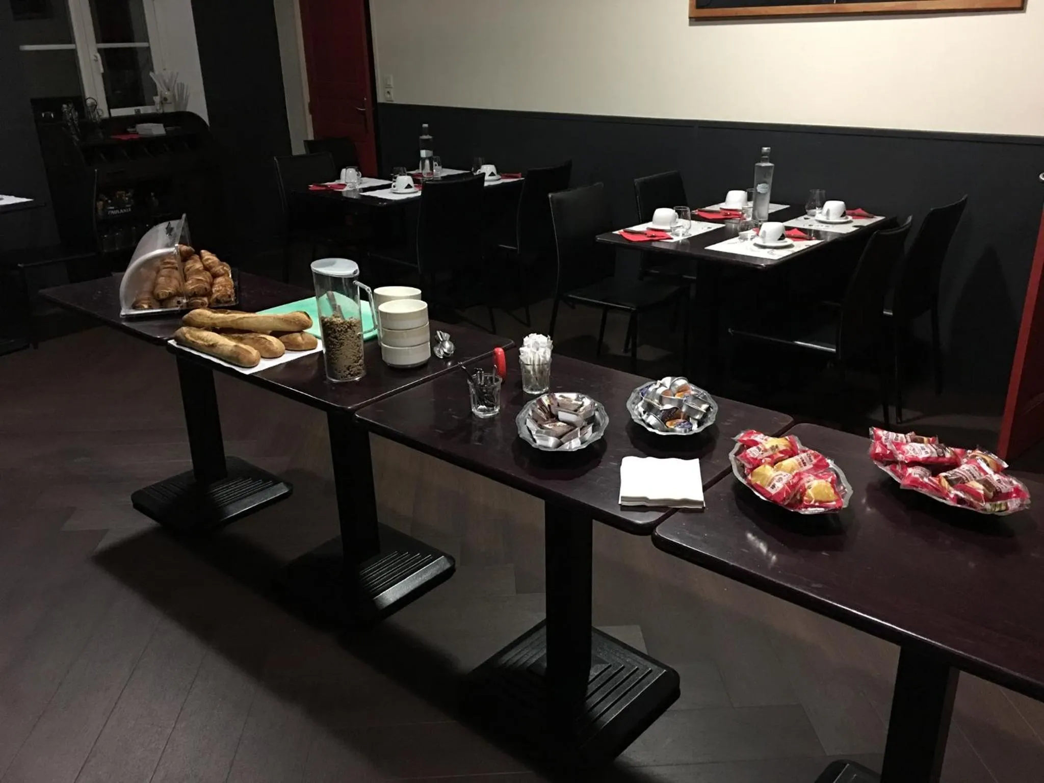 Buffet breakfast in Au Père Tranquille