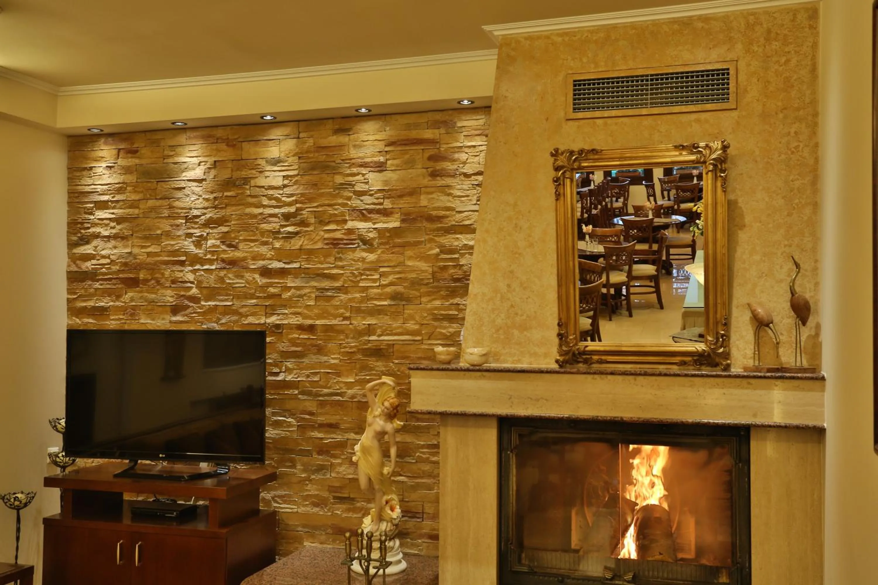 Communal lounge/ TV room in Xenios Dias Boutique Hotel