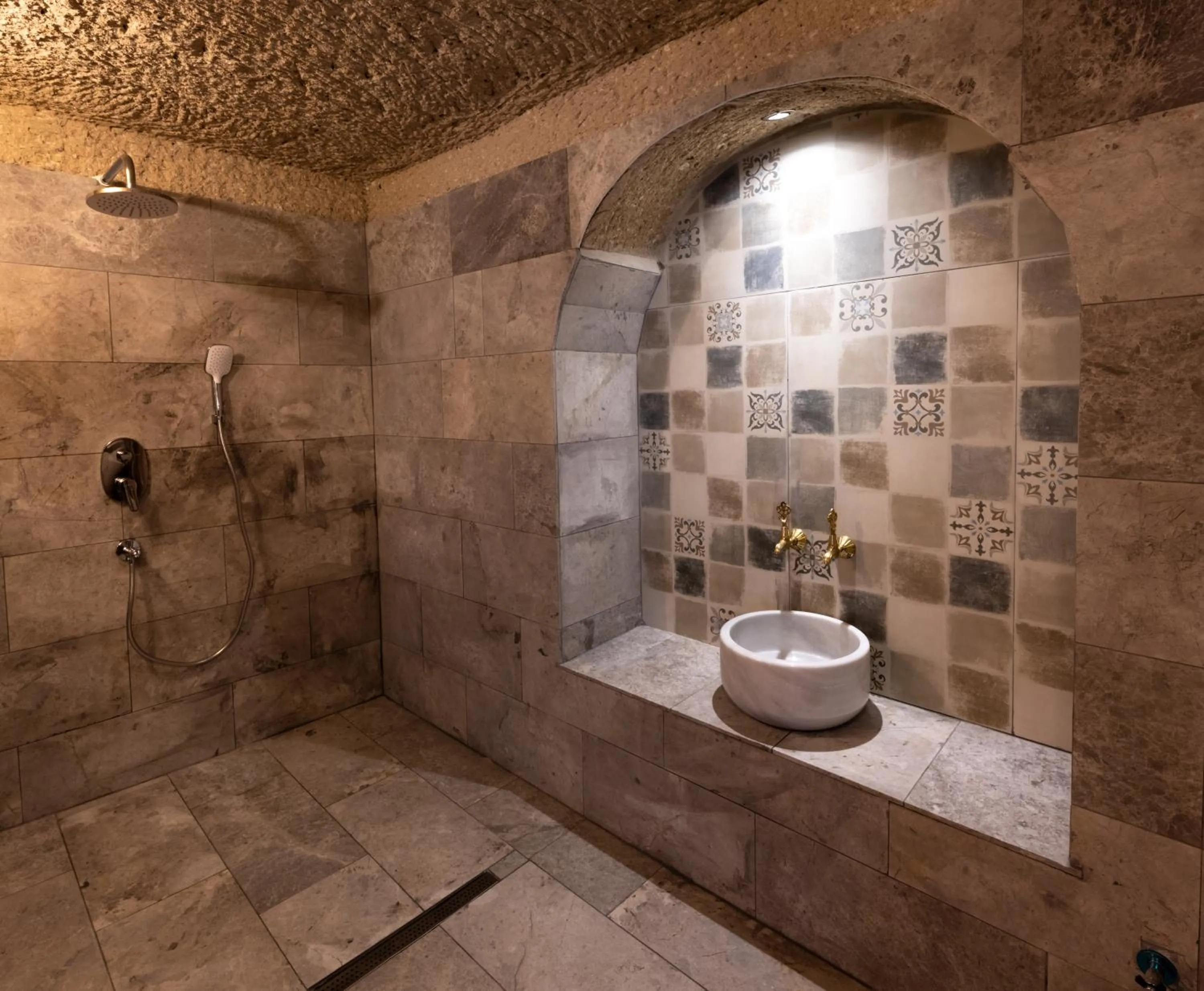 Shower in Gedik Cave Hotel