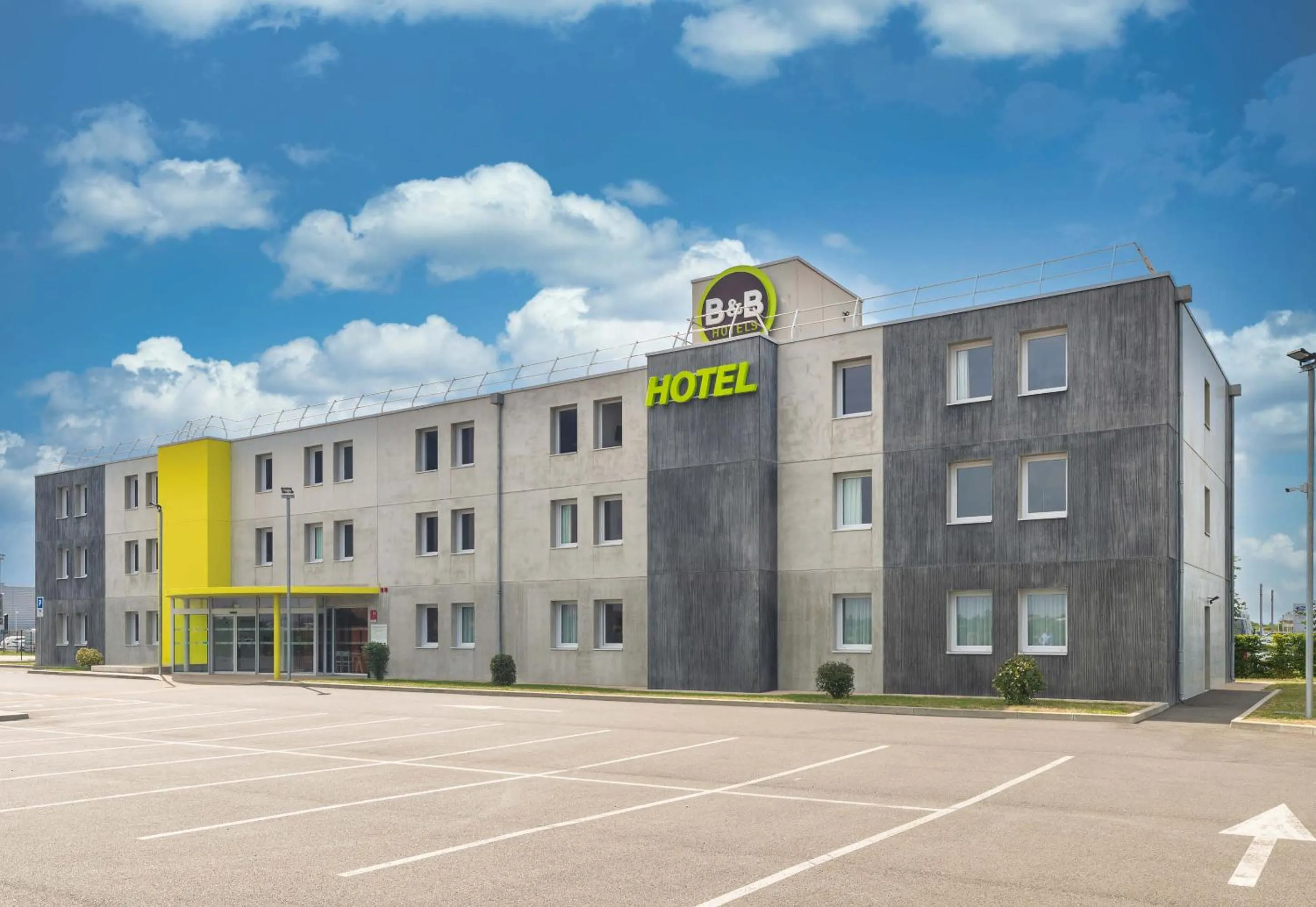 Property building in B&B HOTEL Montargis-Amilly