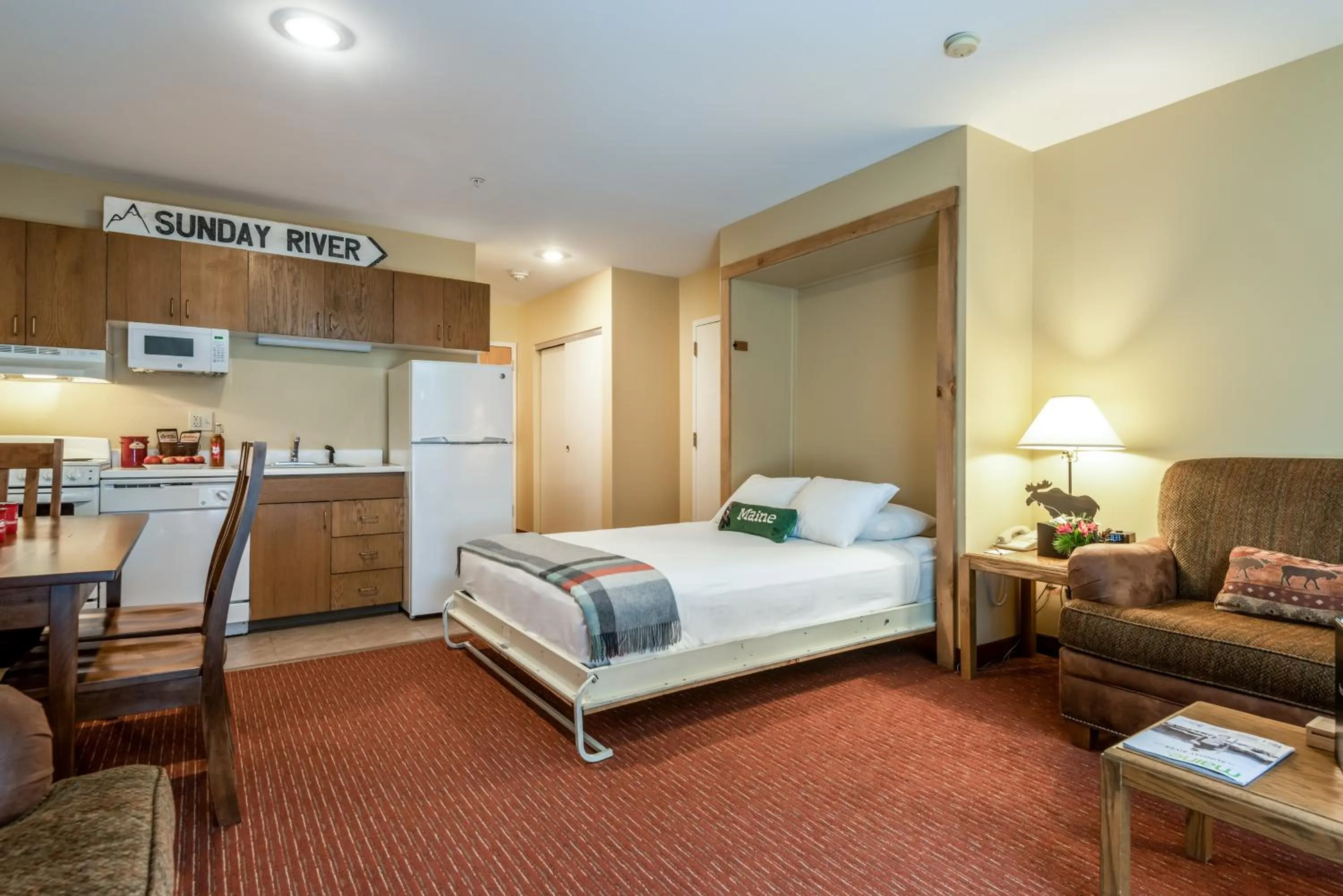 Kitchen or kitchenette, Bed in Grand Summit Hotel