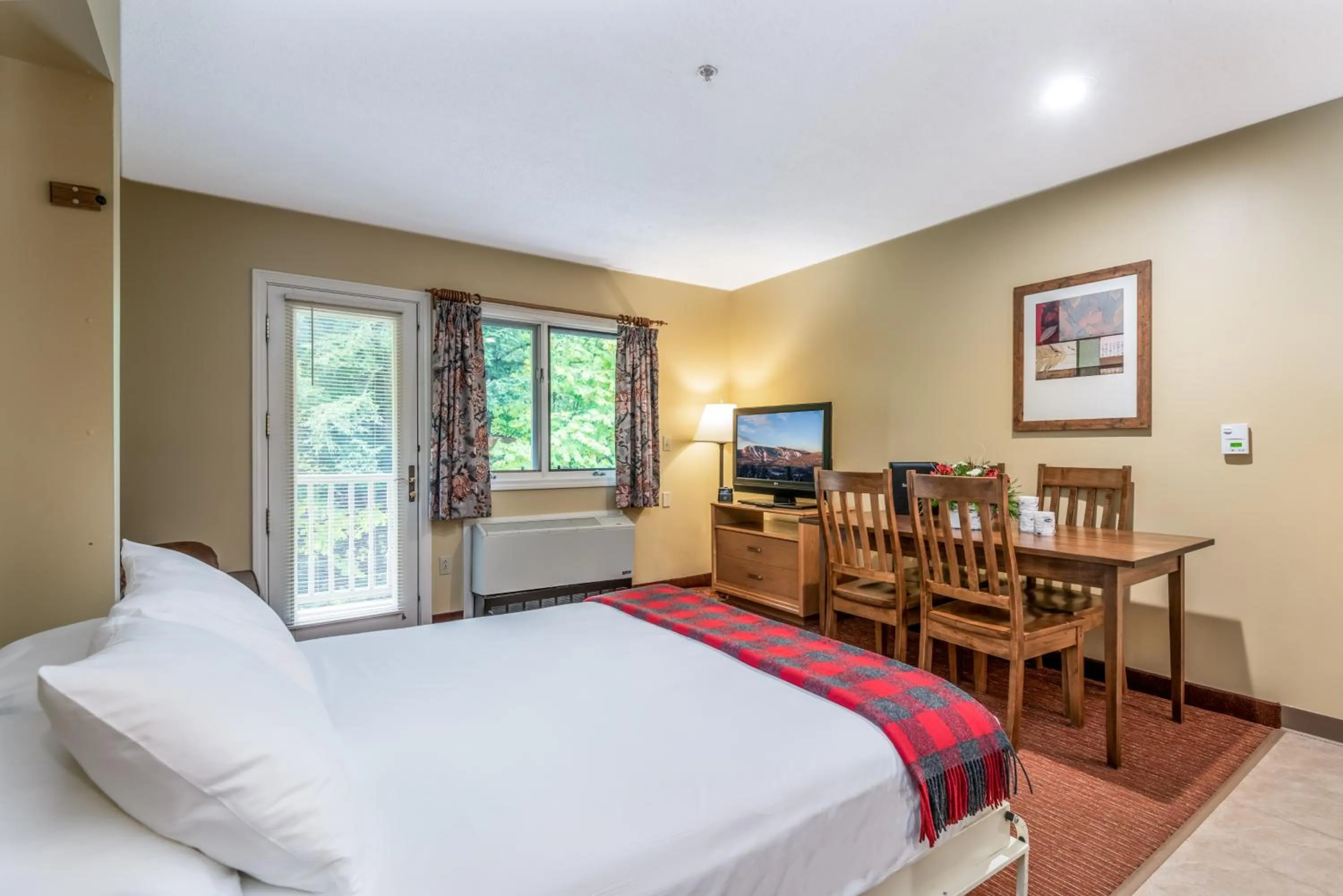 Photo of the whole room, Bed in Grand Summit Hotel